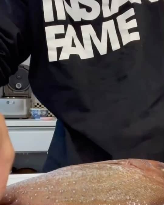 のインスタグラム：「🐟🔪🤞🏻」