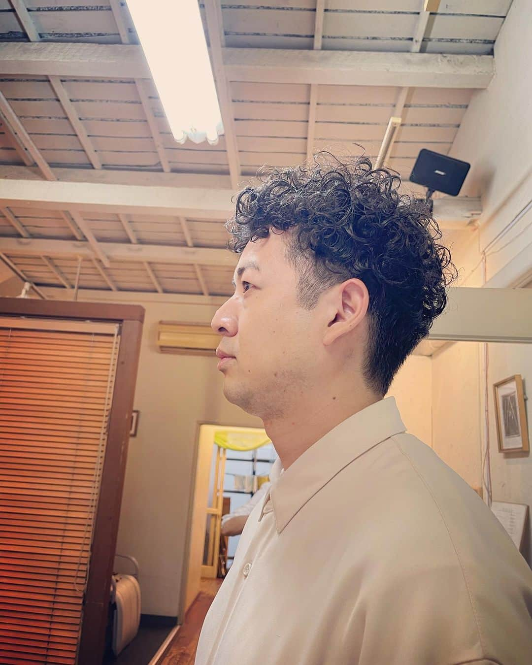 杉本知香さんのインスタグラム写真 - (杉本知香Instagram)「ジュニアさん、7年前の写真と比べると いい感じに歳を重ねてかっこいい😆 江崎くんのもじゃもじゃパーマもかっこいい😆  #中目黒美容室 #千原ジュニア#千原兄弟#チハラトーク #ゆったり感江崎#ゆったり感」4月23日 17時33分 - sugimotoc