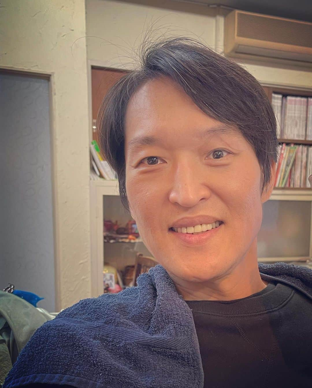 杉本知香さんのインスタグラム写真 - (杉本知香Instagram)「ジュニアさん、7年前の写真と比べると いい感じに歳を重ねてかっこいい😆 江崎くんのもじゃもじゃパーマもかっこいい😆  #中目黒美容室 #千原ジュニア#千原兄弟#チハラトーク #ゆったり感江崎#ゆったり感」4月23日 17時33分 - sugimotoc