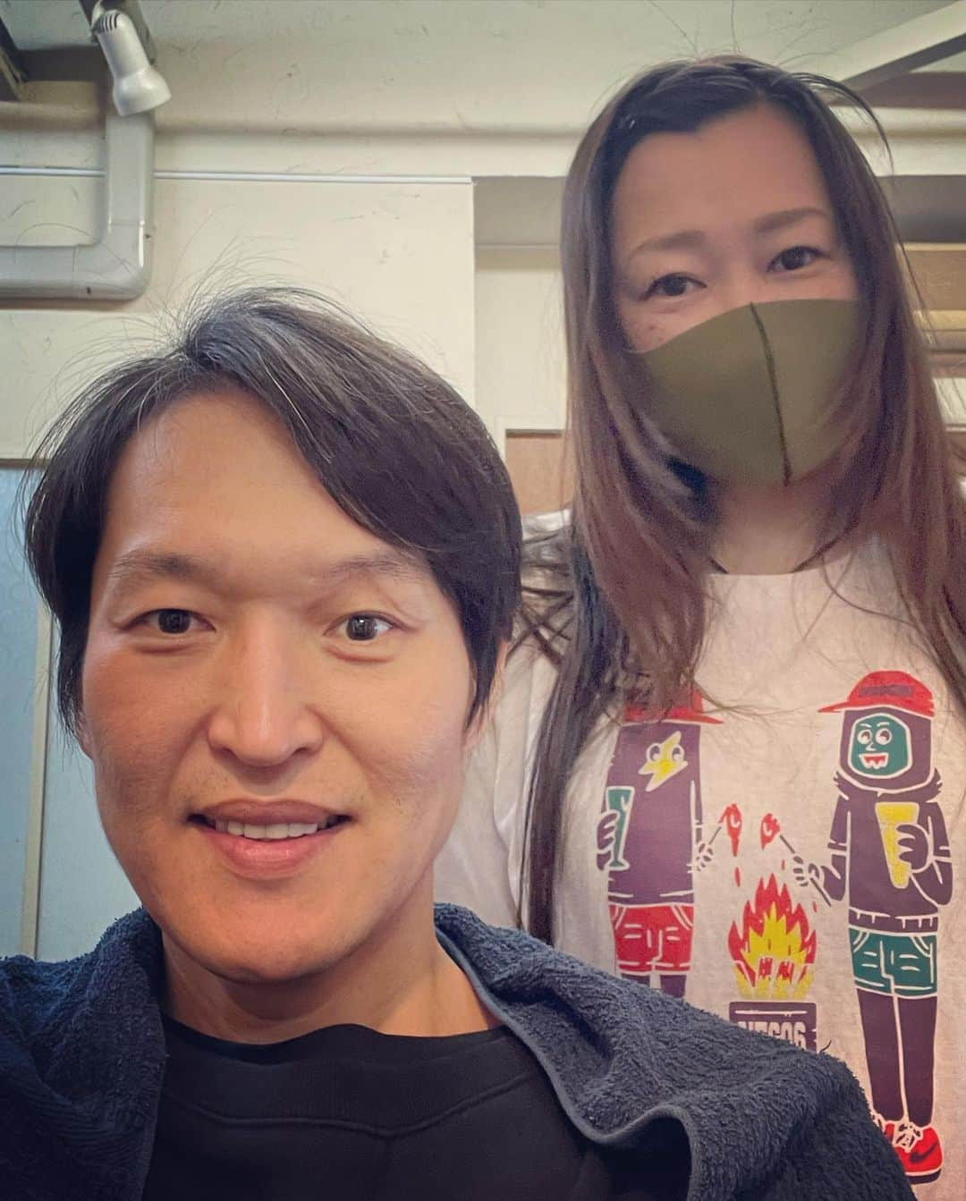 杉本知香さんのインスタグラム写真 - (杉本知香Instagram)「ジュニアさん、7年前の写真と比べると いい感じに歳を重ねてかっこいい😆 江崎くんのもじゃもじゃパーマもかっこいい😆  #中目黒美容室 #千原ジュニア#千原兄弟#チハラトーク #ゆったり感江崎#ゆったり感」4月23日 17時33分 - sugimotoc