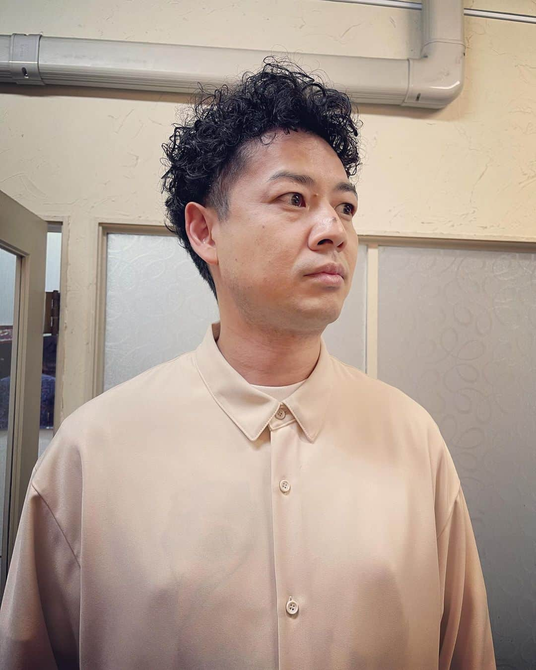 杉本知香さんのインスタグラム写真 - (杉本知香Instagram)「ジュニアさん、7年前の写真と比べると いい感じに歳を重ねてかっこいい😆 江崎くんのもじゃもじゃパーマもかっこいい😆  #中目黒美容室 #千原ジュニア#千原兄弟#チハラトーク #ゆったり感江崎#ゆったり感」4月23日 17時33分 - sugimotoc