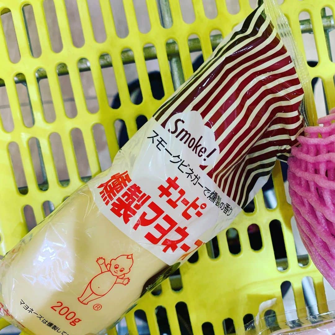 ギャル曽根のインスタグラム：「スーパーで発見🥰✨✨✨ 燻製マヨネーズ👀👀👀 帰ってアスパラ湯がいてつけてみよう。 楽しみだ☺️❤️ #燻製マヨネーズ #スーパー #お買い物」