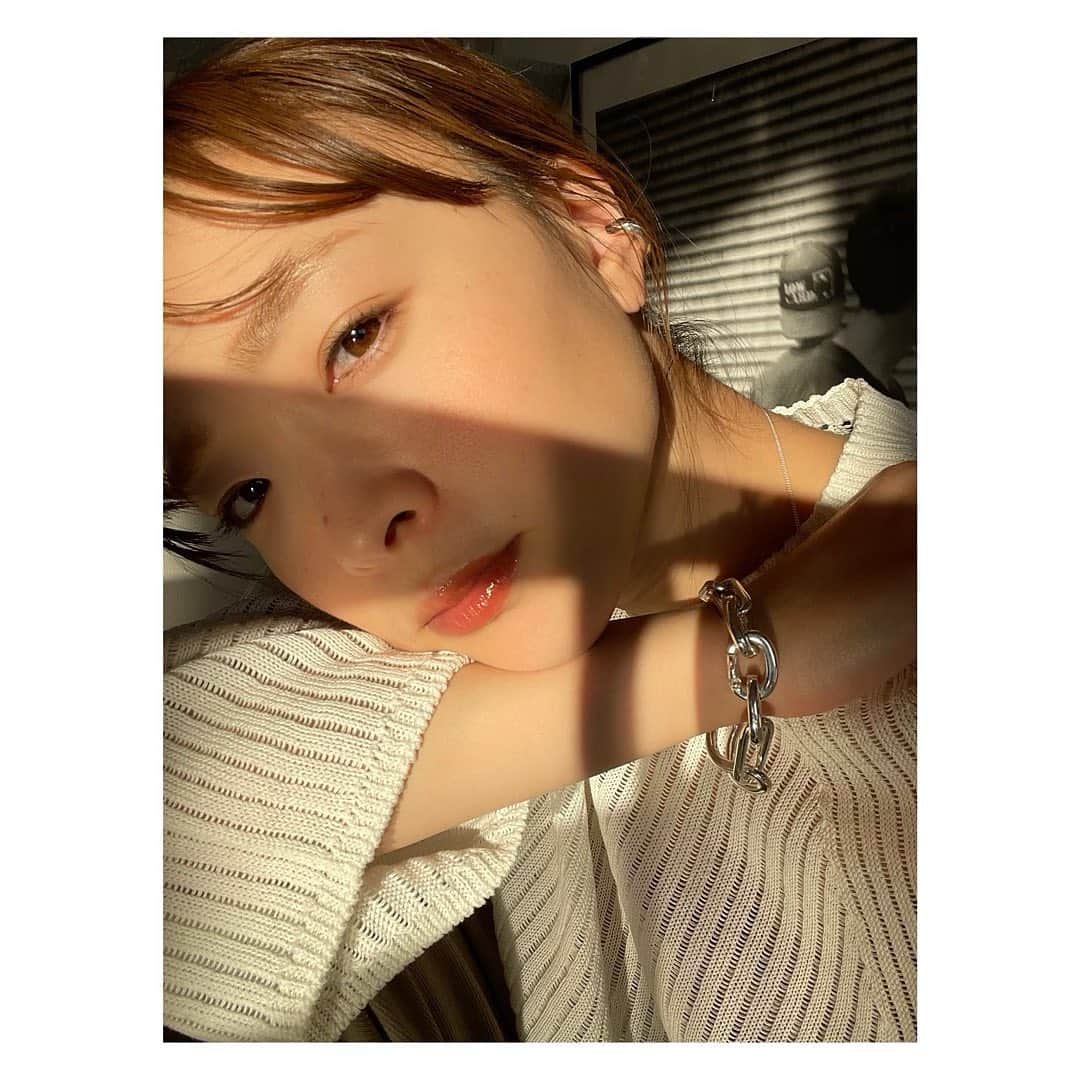 野尻美穂のインスタグラム：「最近のコスメ。 注目はアイブロウです。気付くでしょうか。 そしてマスカラはグレージュの様なカラーでさり気ないけどちゃんと塗ってる感があるので好きです。 アイカラーはあまり付けないけど、このスリーも自然で好き。 とにかく眉毛が良い色なんです。 ルースパウダーもハイライトに使えて優秀！ チークは濃くなりすぎる癖がありますが、薄付きを意識して。ます！ #makeup  #コスメ #ずっと使っていたアイブロウ #wai_ships @threecosmetics  アドバンスドエシリアル スムースオペレータープライマー ↑同じくフルイドファンデーション203 ↑ルースパウダー02 アルカミストツイストフォーアイ03 @osaji__  ニュアンスリップグロス07 @c_she_cosmetics  クレールペンシル クレールパレット @uneven_jp  カラーリングマスカラ スモーキーベージュ @chanel.beauty  スティロユーウォータープルーフ20 @bareminerals_jp  ジェンヌードブロンザー キスオブコッパー」
