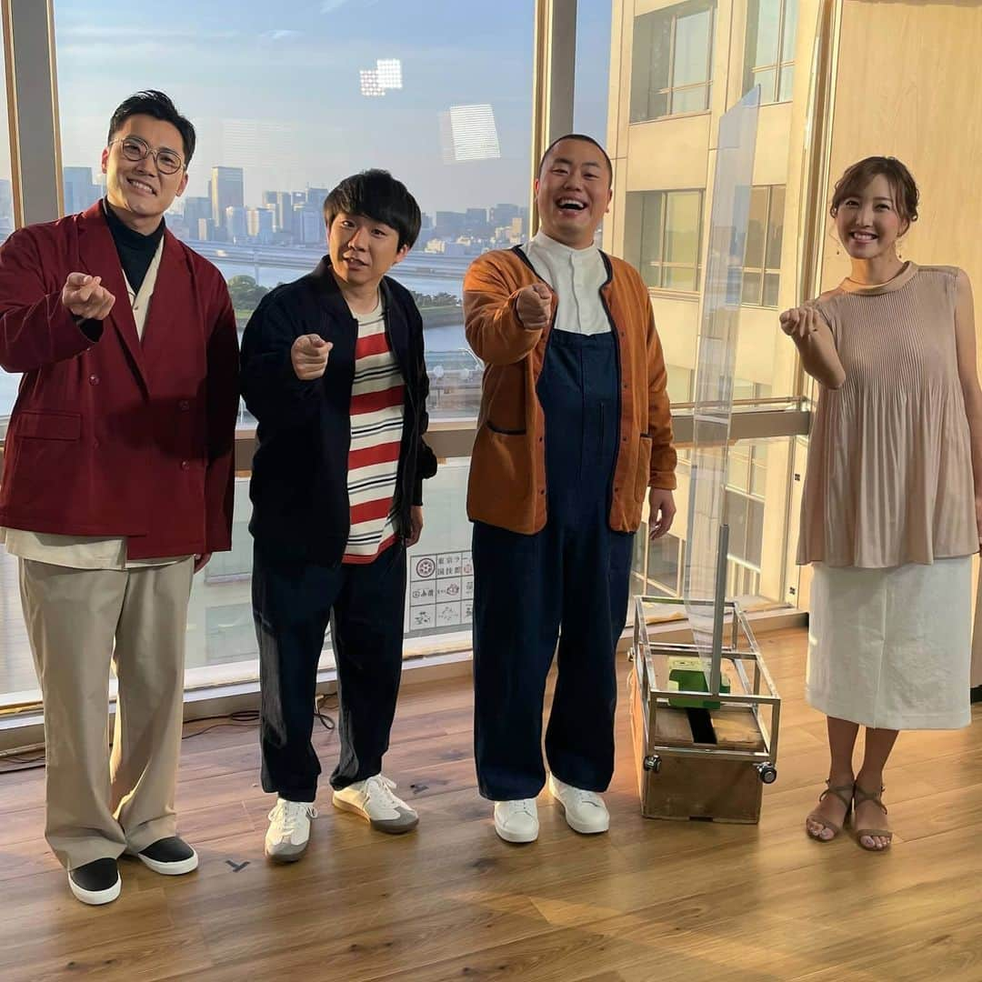 フジテレビ「プライムニュース イブニング」さんのインスタグラム写真 - (フジテレビ「プライムニュース イブニング」Instagram)「今夜8時から新しいコント満載の「#新しいカギ 」がスタートします🔑✨ メーンキャストは #チョコレートプラネット #霜降り明星 #ハナコ  のみなさん。 小澤キャスターがたった今、ハナコの3人に初回直前の今の思いを直撃しました🎤❗ 6時台のイット！で放送予定です！（※一部地域を除く）  初回の今夜は“オープニングからスゴいこと”になっているということで、楽しみです✴️  ＃みんなで新しいカギのポーズ ＃金曜8時は新しいカギ ＃ハナコ　 #菊田竜大 #秋山寛貴 #岡部大 #小澤陽子 #イット」4月23日 18時05分 - livenews_it