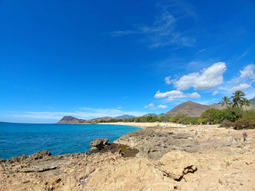 かにゃさんのインスタグラム写真 - (かにゃInstagram)「5年前最後に年越し旅行で行ったHawaiiの写真を振り返る🏝🤙  人生初の海外旅行も幼い頃に家族旅行で行ったHawaiiでした✈️  沢山の素敵な出会いと思い出が詰まってる大好きな場所🌴✨ やっぱBeach美しすぎる🥲Sunsetも忘れられない…💖 . . . . #newyearstrip #instatravel #travelgram #travelingram #traveling #travel #traveltheworld #travelphotography #travelblogger #traveladdict #hawaii #oahu #honolulu #sunset #beach #oceanview #beachlife #beachvibes #ハワイ #オアフ #オアフ島 #ホノルル #ハワイ旅行 #旅行 #旅 #女子旅 #ビーチ #海 #サンセット #タビジョ」4月23日 18時20分 - kanya_435