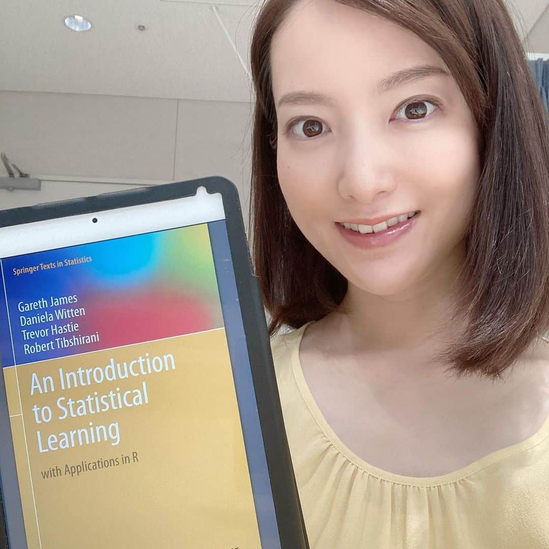 天明麻衣子のインスタグラム：「仕事と大学院の授業を両立するのって、思っていた以上に大変ですね！ 予習復習はもちろん課題もあるし…💦  なので、勉強は徹底的に時短&効率にこだわっております！（もともと何をするにしても時短重視派ではありましたが　笑）  参考書はできるだけkindle版を手に入れて、仕事の合間などのスキマ時間にもサクッと読める様にしてあります✨前にもお話しましたが、洋書の参考書は大型のものが多いので、持ち運んだら肩が外れそうになる　笑  自宅の机で落ち着いて本を広げて…という時間がどれくらい取れるか分からない社会人には、持ち運びできる電子書籍は強い味方ですね！  これからも時短&効率テクを磨いて、社会人学生生活を楽しみたいな💕  #東京大学 #大学院 #仕事と勉強の両立 #時短テク #効率重視 #kindle #いつでもどこでもサクッと勉強#スキマ時間は自分で作るもの#何歳からでも学びたい」