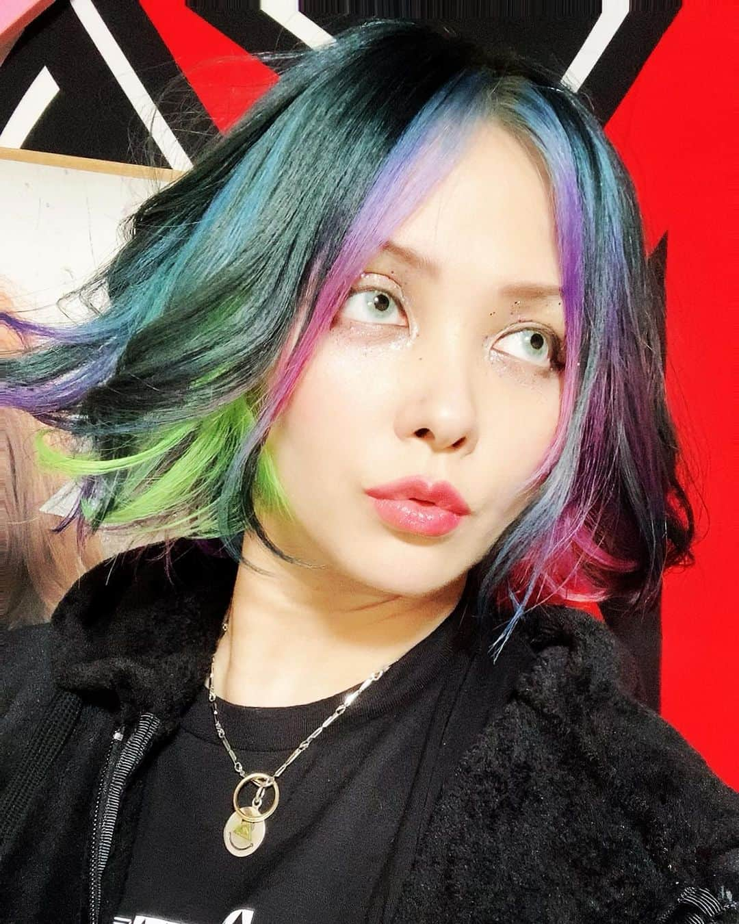 上木彩矢のインスタグラム：「cyclone✨joker 変身っ🤞  髪型変えましたーん🙏  名付けて仮面ライダーWヘアなり🦾 ライダー50周年だし、頭から指先までずっぽりんこ万歳🙌  #仮面ライダーW #ヘアチェンジ #仮面ライダーWヘア #WBX #上木彩矢」