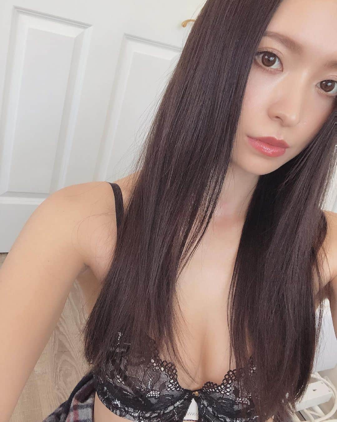 中北成美さんのインスタグラム写真 - (中北成美Instagram)「New hair color🕊.. 髪暗くしました🥀⑅ *✲ﾟ*｡ . 今日の撮影では 珍しいストレートヘアで˙˚ʚ⸜(* ॑ ॑* )⸝ɞ˚˙ . #shooting #lingerie #allys #newhair #aoyama #haircolor  #hairarrange #beigebrown #longhair #ロングヘア #透明感 #透け感 #大人ブラウン #ハイライト #ブラックヘア #ダークカラー #グレージュ #春カラー #中北成美 #모델」4月23日 18時54分 - nrm10260