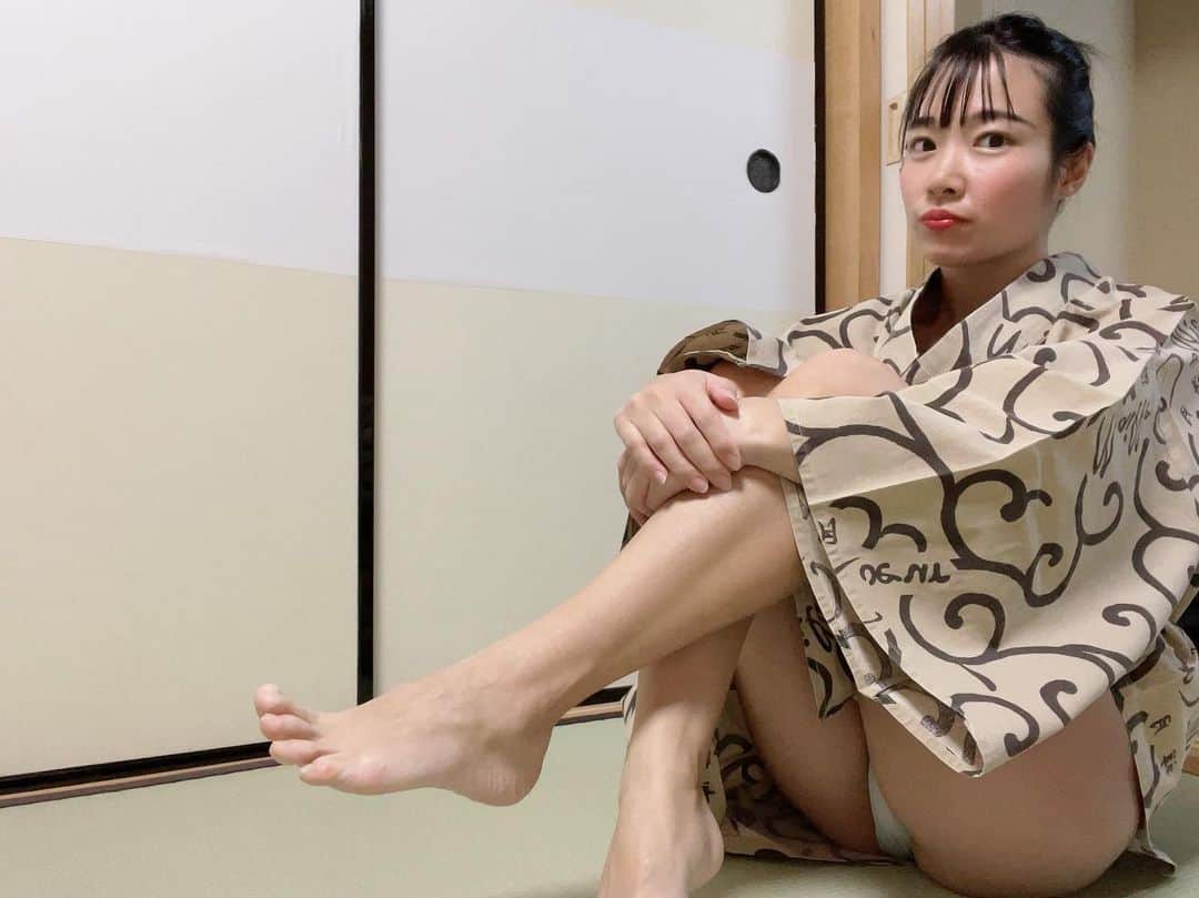 浴衣　パンチラ 藍沢梨夏さんのインスタグラム写真 - (藍沢梨夏Instagram)「金曜の夜は藍沢が接待致します〜😽🍶 #ちらり #浴衣 #浴衣女子 #旅館  #tatami #japanesestyle #asianmodel #tokyogirl #太ももフェチ #脚フェチ #つま先 #浴衣美人  #お団子ヘア #黒髪 #エロ可愛い #パンチラ ...