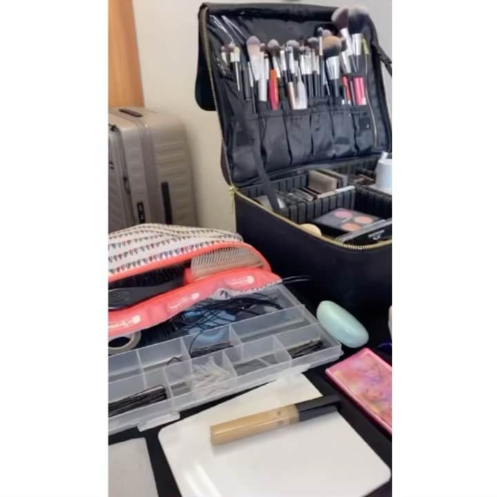 畠山あやなのインスタグラム：「* 本日 新しい作品の撮影してました 〰️ ✌🏻 情報解禁おたのしみに ^o^  @_nozomi0118_  ヘアメイクありがとうございました 👧🏼🎀  #畠山彩奈#撮影#撮影中#メイク#情報解禁#サロン#眉毛サロン#まつ毛サロン#instagram#instagood#followme」