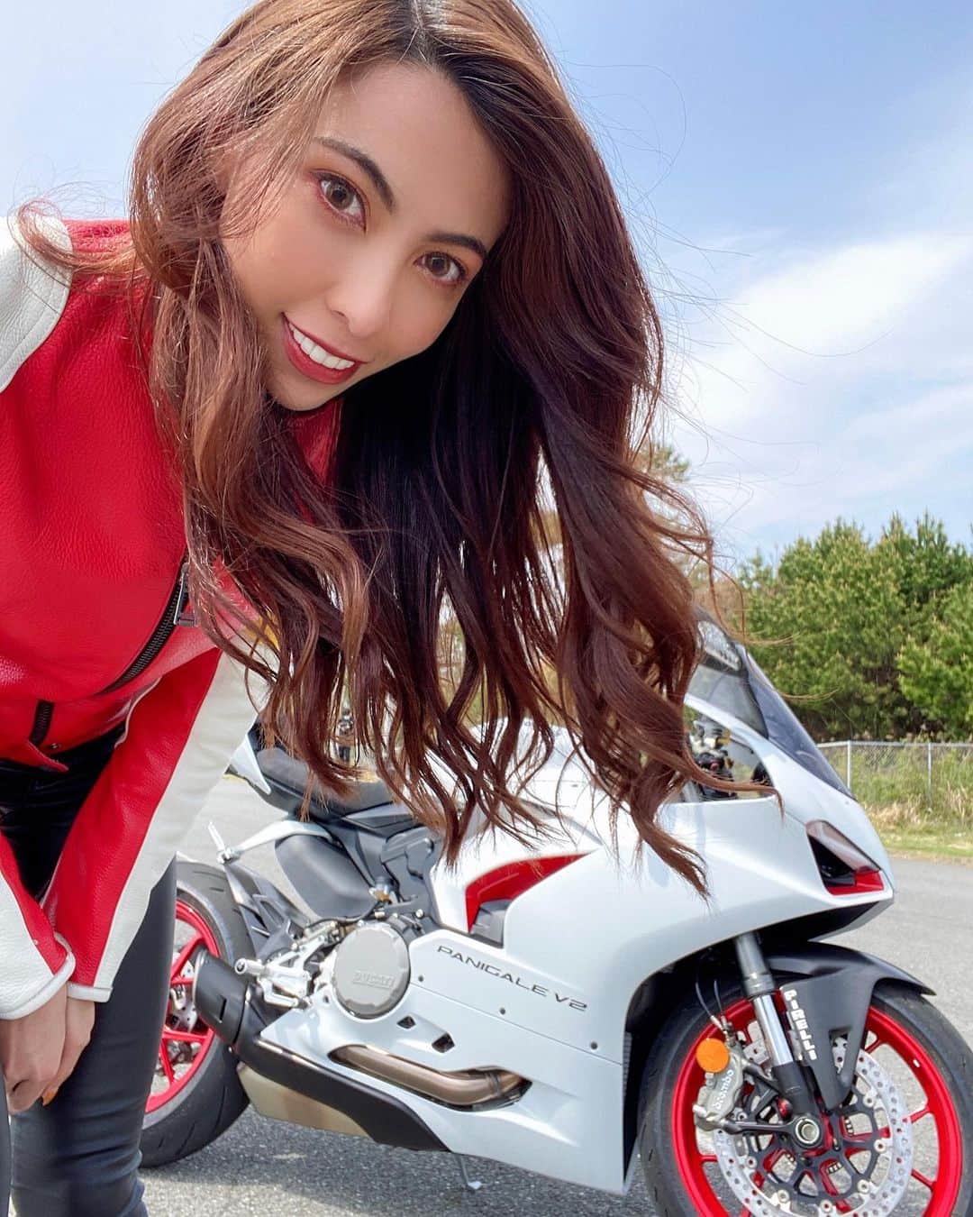 CAMIRAのインスタグラム：「PanigaleV2個人的に好きだった(о´∀`о)色は赤がいいけど白ベースに赤のホイールもあり‼︎🤍  #bikegirl#motorcycle#ducati#panigalev2 #superbikes#バイクのある生活#バイク女子#バイク好きな人と繋がりたい」