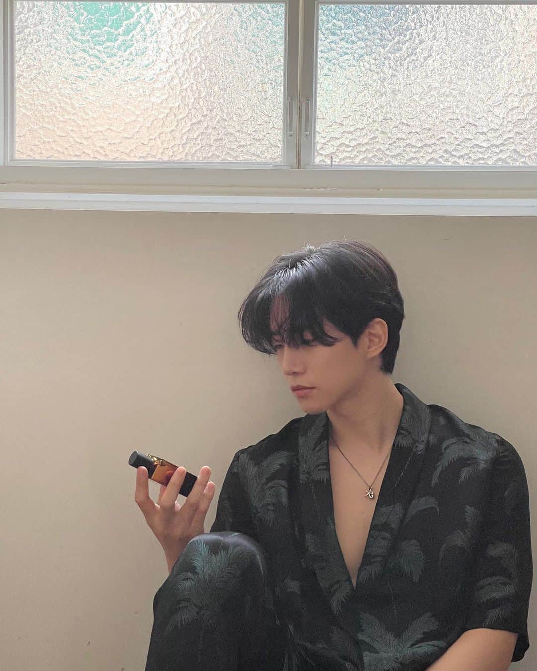 のインスタグラム：「여전하다. 하나도 안 변했다. 멋있다. 섹시하다.  #취미얼굴🐧 #특기복근🍫 #레투스타그램 @gq_korea @kiehlskorea」