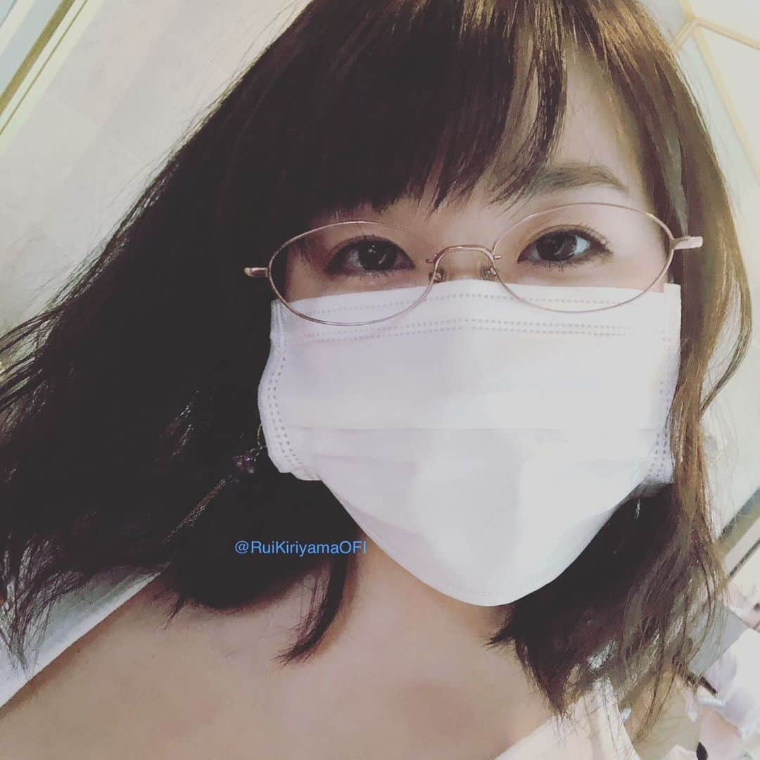 桐山瑠衣さんのインスタグラム写真 - (桐山瑠衣Instagram)「ホント、マスク演出増えました。  桐山瑠衣 二人っきりの南国生活 [DVD]   https://www.amazon.co.jp/dp/B08GL4RKLQ/ref=cm_sw_r_cp_api_glt_i_AY4RWCA62881NBXTCRCX」4月23日 19時31分 - ruikiriyamaofi2