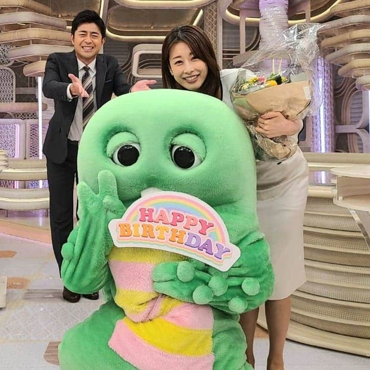 フジテレビ「プライムニュース イブニング」さんのインスタグラム写真 - (フジテレビ「プライムニュース イブニング」Instagram)「【今週の #From加藤綾子 】 今週もお疲れ様でした！ きょうは加藤キャスターのお誕生日でした。 緑が大好きなガチャピンから“野菜ブーケ”💐をプレゼント！加藤さんの好きなお野菜を束ねました。そしてケーキ🎂も！  そんななか、加藤さんもガチャピンも驚いたのが、榎並キャスターからのある“贈り物”でした😵😵  #加藤綾子　@ayako_kato.official #榎並大二郎　@enami_daijiro #ガチャピン　@gachapin_official #イット #野菜ブーケ #榎並キャスターの趣味は羊毛フェルト ＃羊毛フェルト のバンザイガチャピン #ガチャピンといっしょ」4月23日 19時54分 - livenews_it