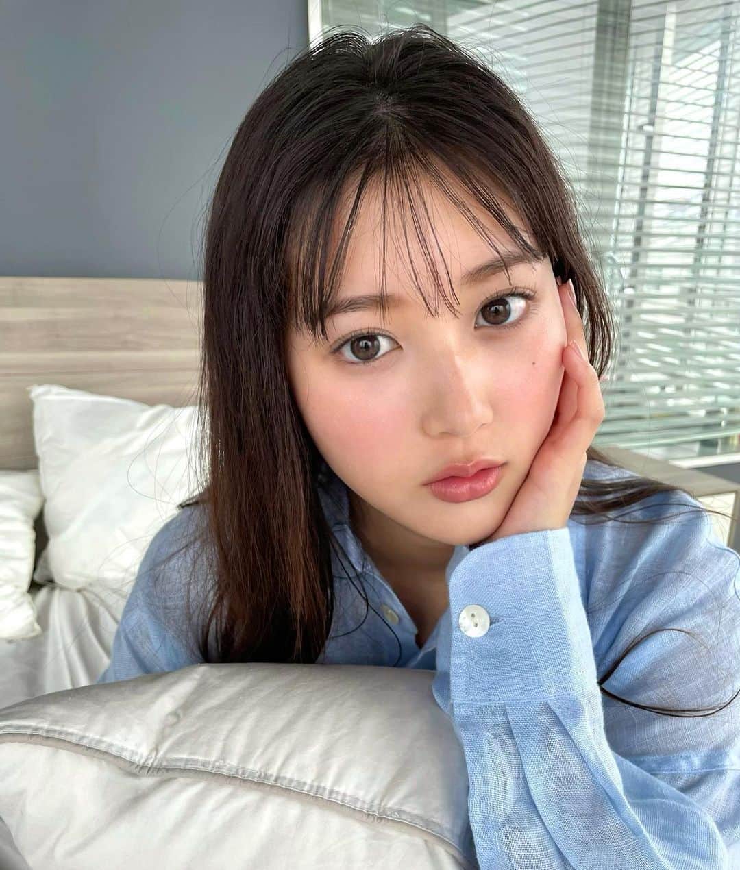 月野有菜さんのインスタグラム写真 - (月野有菜Instagram)「少し彼女感のあるオフショット…??🤭💓  FRIDAY見てくださいね~( ¨̮ )  #FRIDAY #フライデー  #彼シャツ」4月23日 19時55分 - yuna_tsukino920