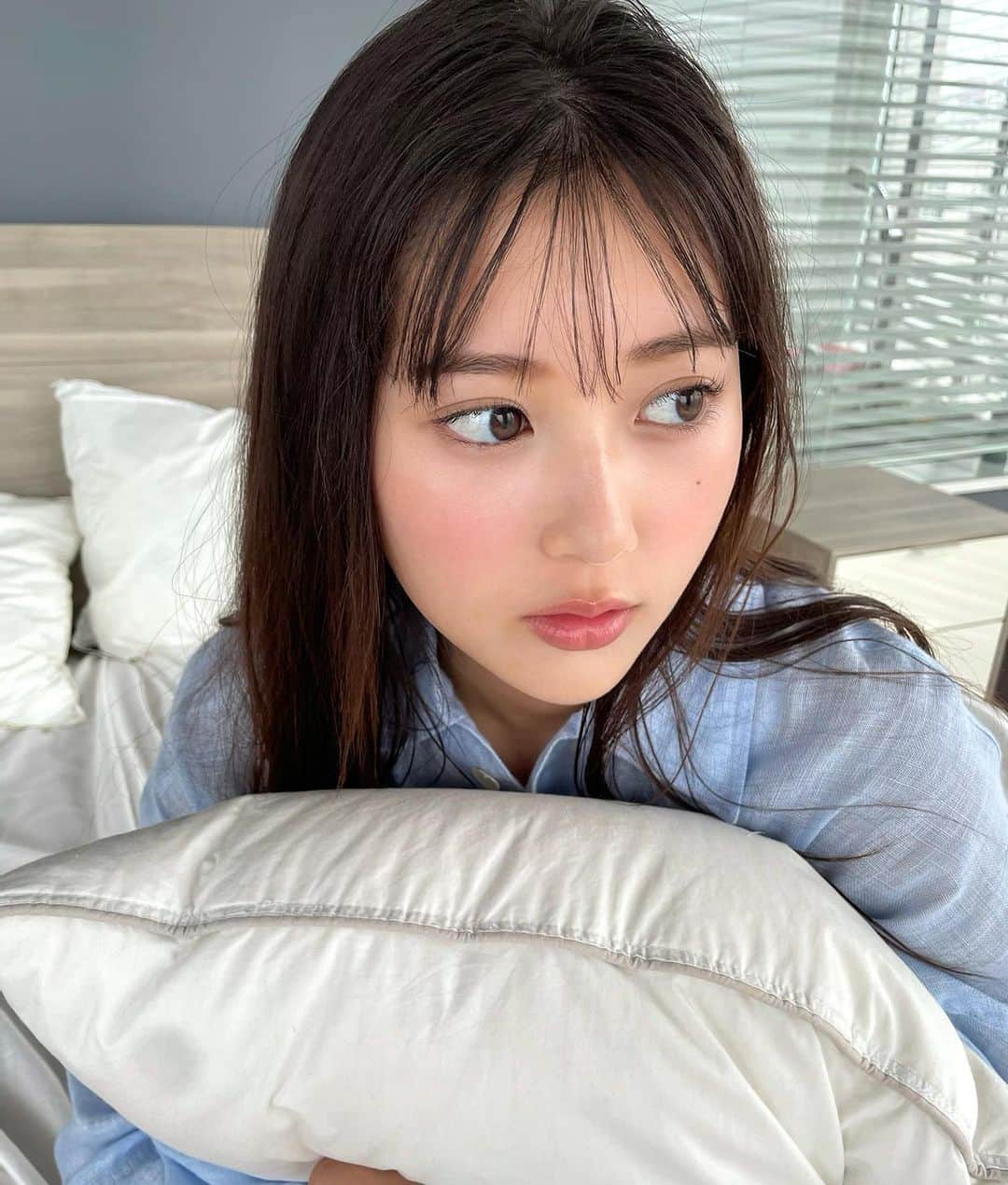 月野有菜さんのインスタグラム写真 - (月野有菜Instagram)「少し彼女感のあるオフショット…??🤭💓  FRIDAY見てくださいね~( ¨̮ )  #FRIDAY #フライデー  #彼シャツ」4月23日 19時55分 - yuna_tsukino920