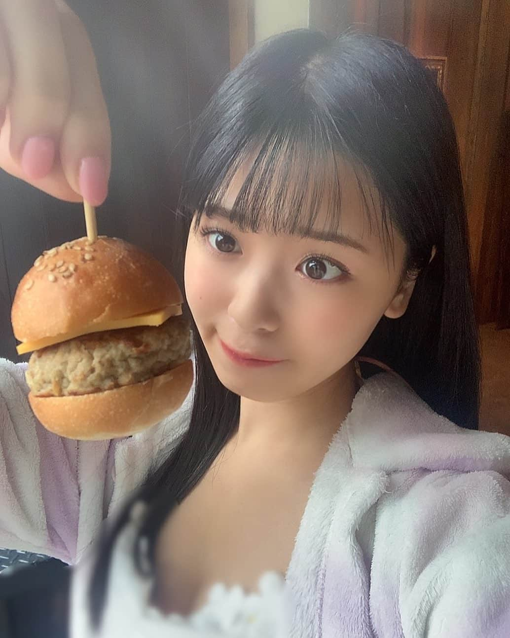 安田桃寧さんのインスタグラム写真 - (安田桃寧Instagram)「. カワイイ😋🍔💗」4月23日 19時56分 - peachpeach_o6o8