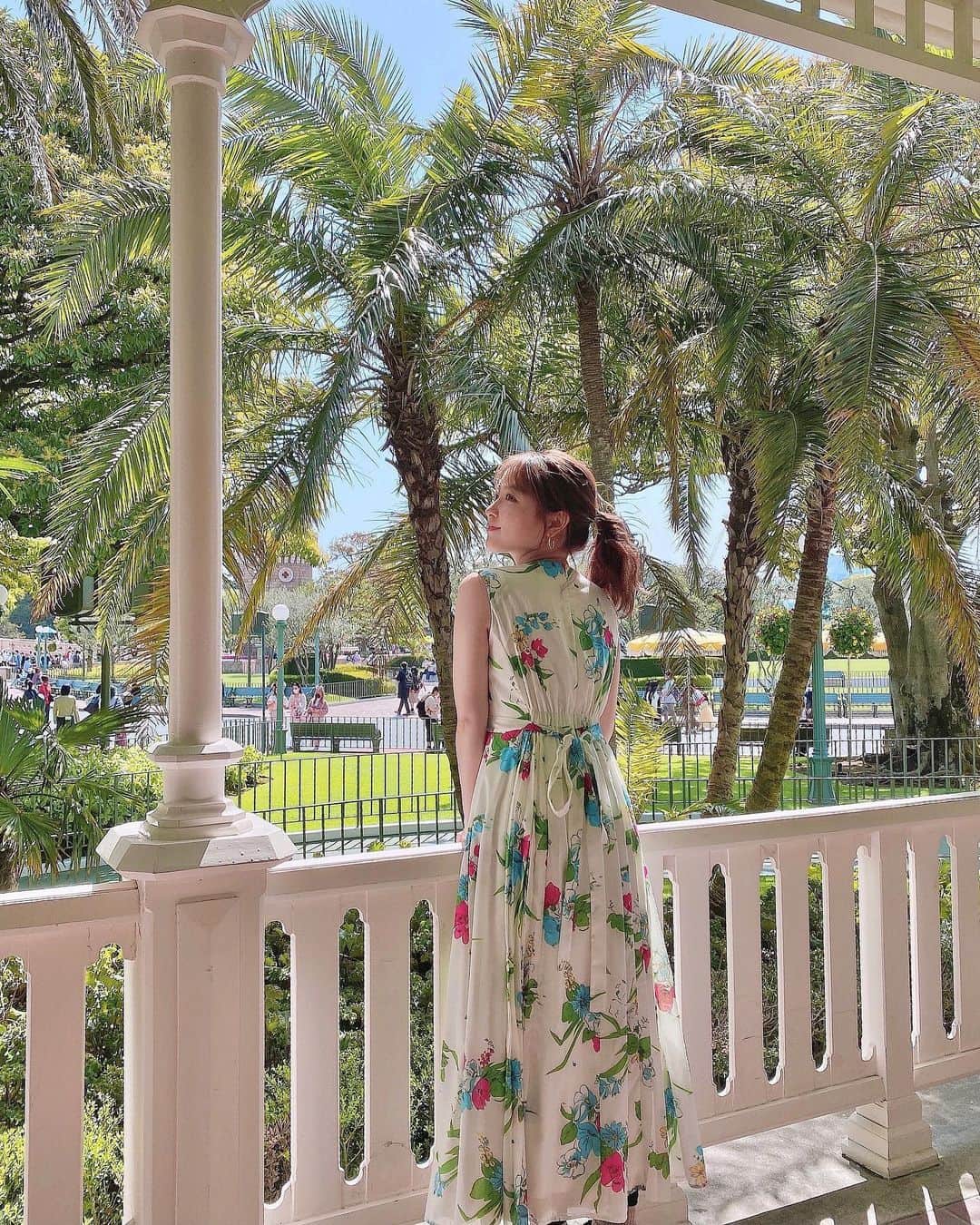 大野愛友佳のインスタグラム：「Disney land 🌼 うきちと春のディズニー。  スイーツビュッフェ入って テラスでのんびりいちご食べてたら ちょうど目の前でショーがはじまった📯♪  ワンピースは色違いでおそろい👗 @redyazel   なんとなく最近は花柄アイテムが気分みたい✔️ これにショート丈のジャケット羽織ったよ〜。  #ディズニーランチ#スイーツビュッフェ#スウィートタイムセレクション#テラスランチ#ディズニーおそろコーデ#色違いコーデ#レディアゼル#ディズニーランドグルメ#ディズニースイーツ#ディズニーカフェ#食べ放題ビュッフェ」