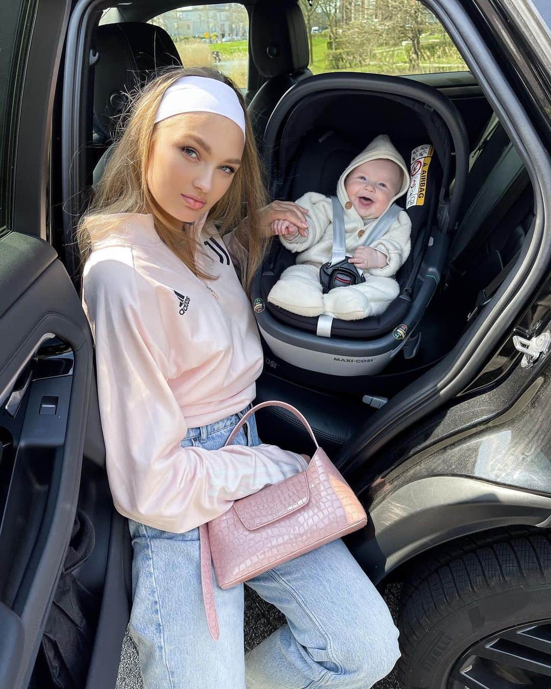 ロミー・ストリドのインスタグラム：「One happy baby in her @maxicosi_eu carseat 💘 #coral360 #partner」