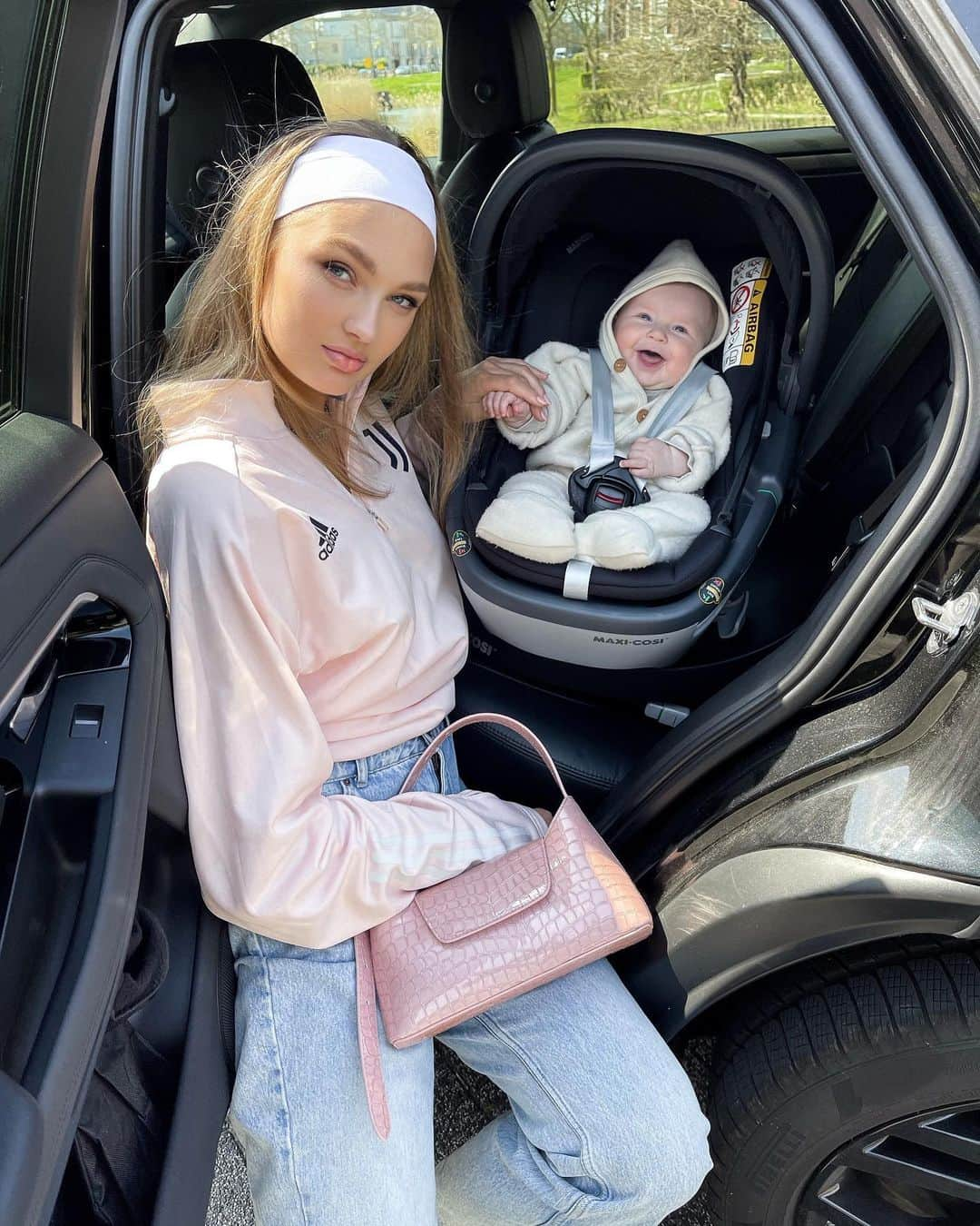 ロミー・ストリドさんのインスタグラム写真 - (ロミー・ストリドInstagram)「One happy baby in her @maxicosi_eu carseat 💘 #coral360 #partner」4月24日 1時37分 - romeestrijd