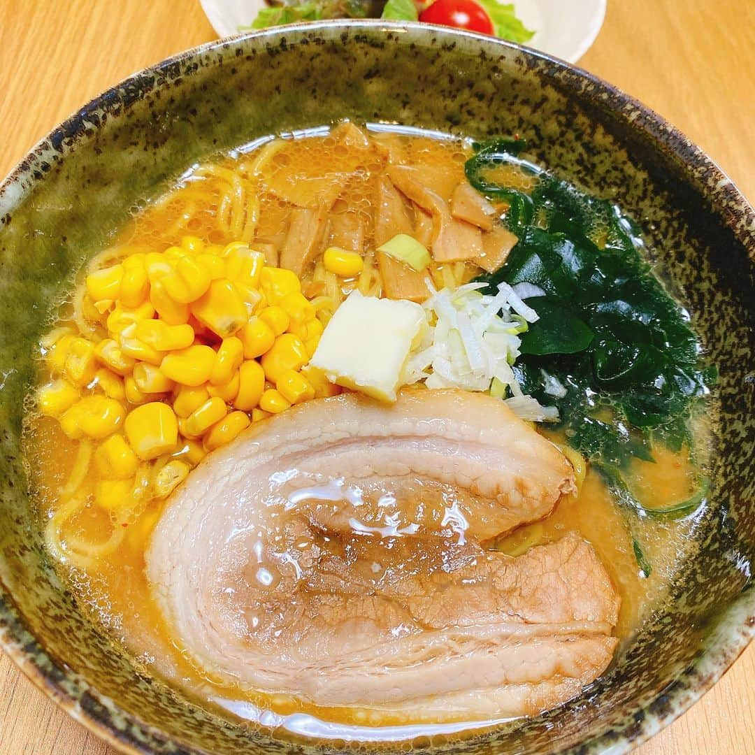 佐藤千亜妃のインスタグラム：「この前おうちランチで、すみれの味噌ラーメン作った🍜バターとコーンとワカメものせて完璧スタイルでしたな🥢#深夜の飯テロ #味噌ラーメン」