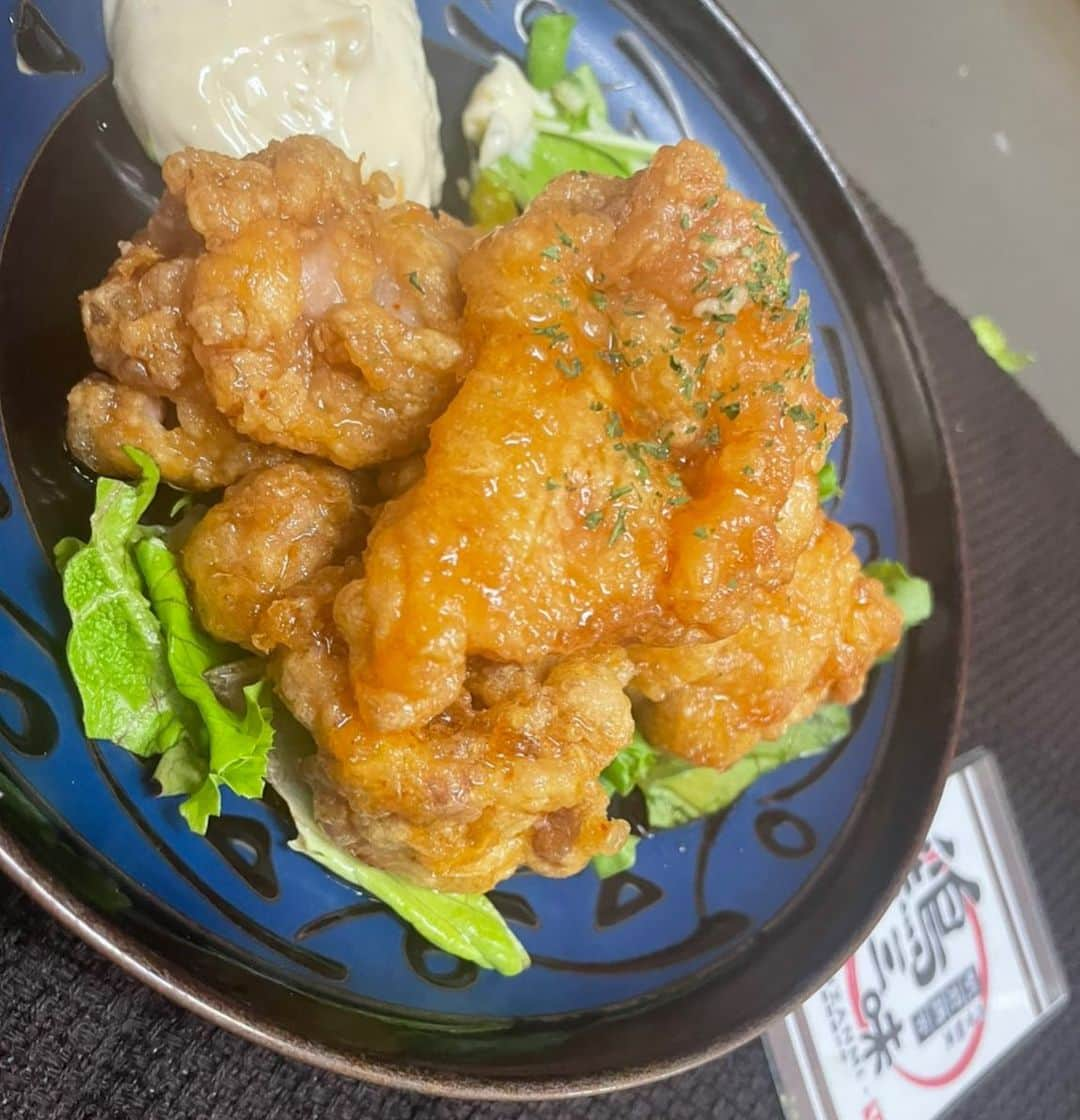 鶏三味　駅前店のインスタグラム：「こんばんは鶏三味です🐔  本日紹介するのはチキン南蛮です☺️  一つ一つ大きい鶏肉にタレをたっぷり絡ませてキンキンのお酒と一緒にいかがですか(^¬^)  スタッフからも大人気の1品です😻😻  #鶏三味#鶏三味新幹線口店#広島炭火焼き鳥#広島個室居酒屋#個室居酒屋広島#広島県#広島市#広島駅#広島駅新幹線口#広島駅北口#広島駅グルメ#広島市グルメ#広島県グルメ#広島駅飲み放題#広島宴会#宴会広島#女子会広島#広島女子会#広島駅個室居酒屋#個室居酒屋広島駅#広島駅女子会#女子会広島駅#広島駅北口個室居酒屋#個室居酒屋広島駅北口#広島居酒屋#居酒屋広島#広島市個室居酒屋#個室居酒屋広島市#広島市唐揚げ#広島市焼き鳥」