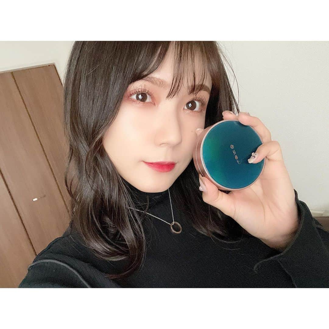 小瀬黎奈のインスタグラム：「🇨🇳 . . 中国コスメで有名の 花西子 @florasis.jp のフェイスパウダー  テカって見えてしまう部分も このパウダーを使うと、  自然なセミマット肌でさらさらな仕上がりになるし パウダーする事によってメイク崩れの防止にもなるから良き。◎❤︎  Amazonで買えるみたいなので 気になる方は是非🐼🤍  @florasis.official  . . #花西子 #Florasis #Huaxizi #中国コスメ」