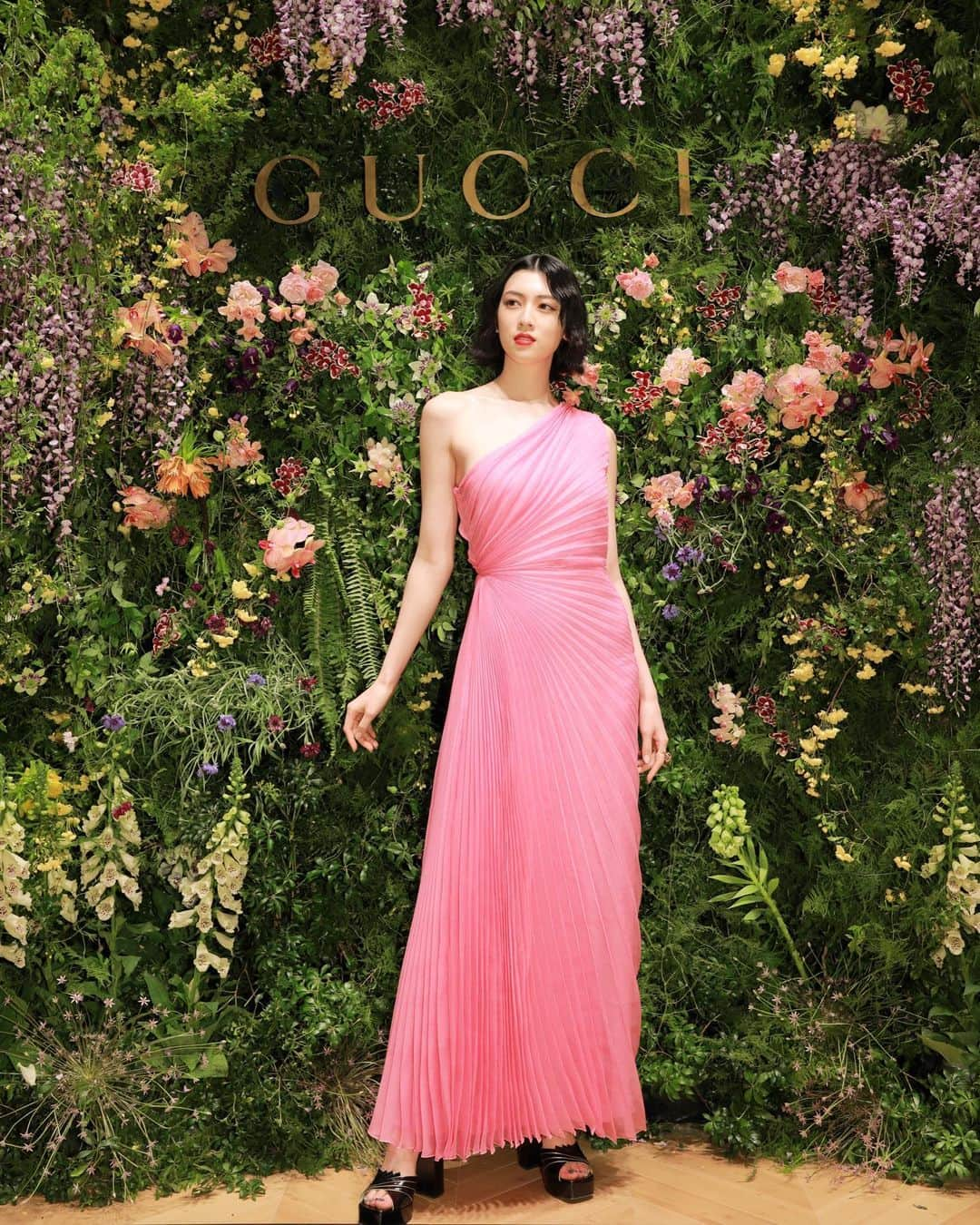 三吉彩花さんのインスタグラム写真 - (三吉彩花Instagram)「Gucci並木 New open✨  とても品のあるラグジュアリーな空間で 店内は生花があしらわれていてとても良い香り💐  #GucciNamiki #グッチ並木 @gucci」4月23日 20時50分 - miyoshi.aa