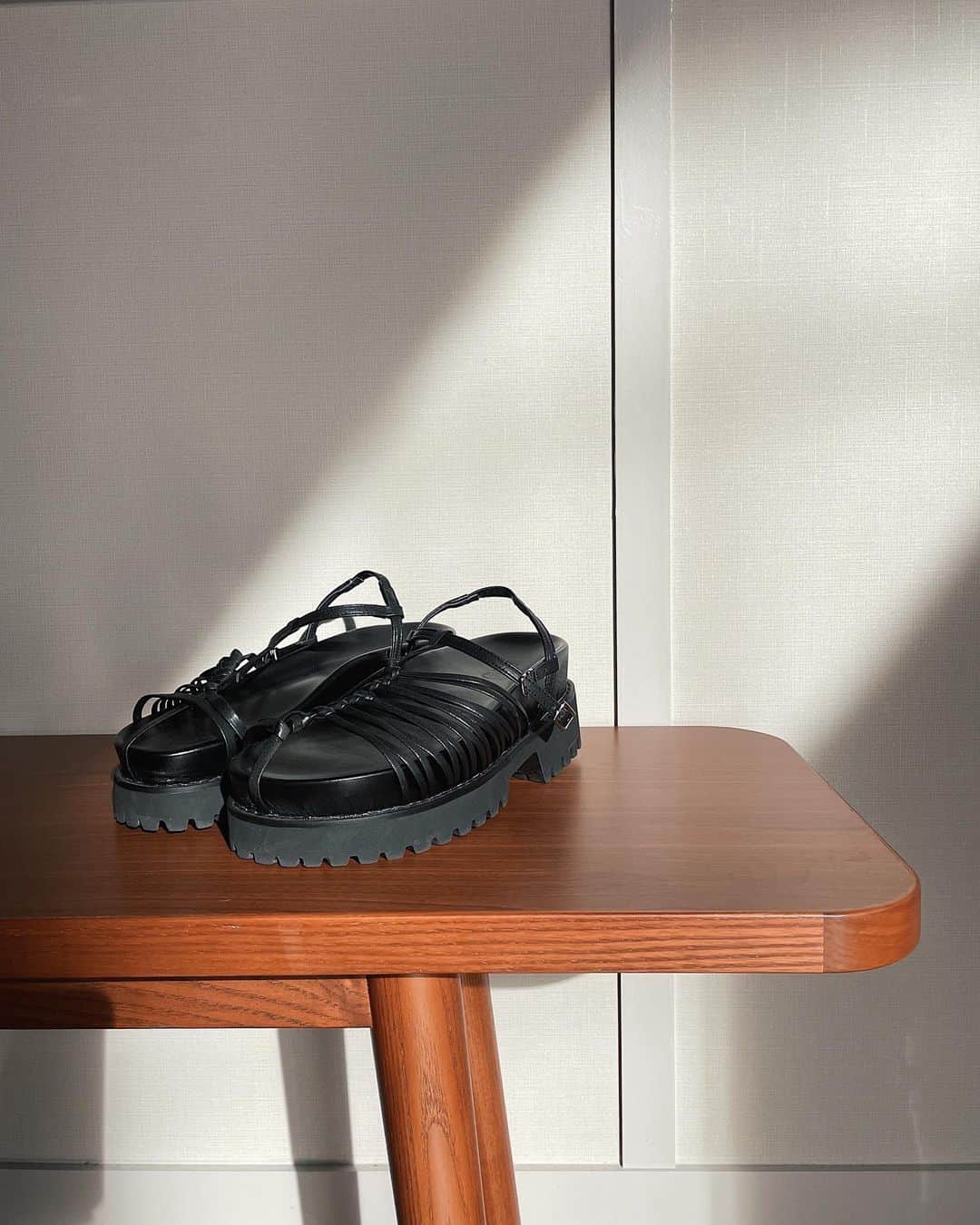 Julia Castroさんのインスタグラム写真 - (Julia CastroInstagram)「new sandal👡👡👡 今年の初サンダルはアシンメトリーストラップサンダル🖤 カラーは安定のブラックで これ履いて沢山お出かけしよっ👣♡ . #sandals #black #asymmetry #k3 #summer #style #summervibes  #julistagram」4月23日 21時07分 - julia.c.0209