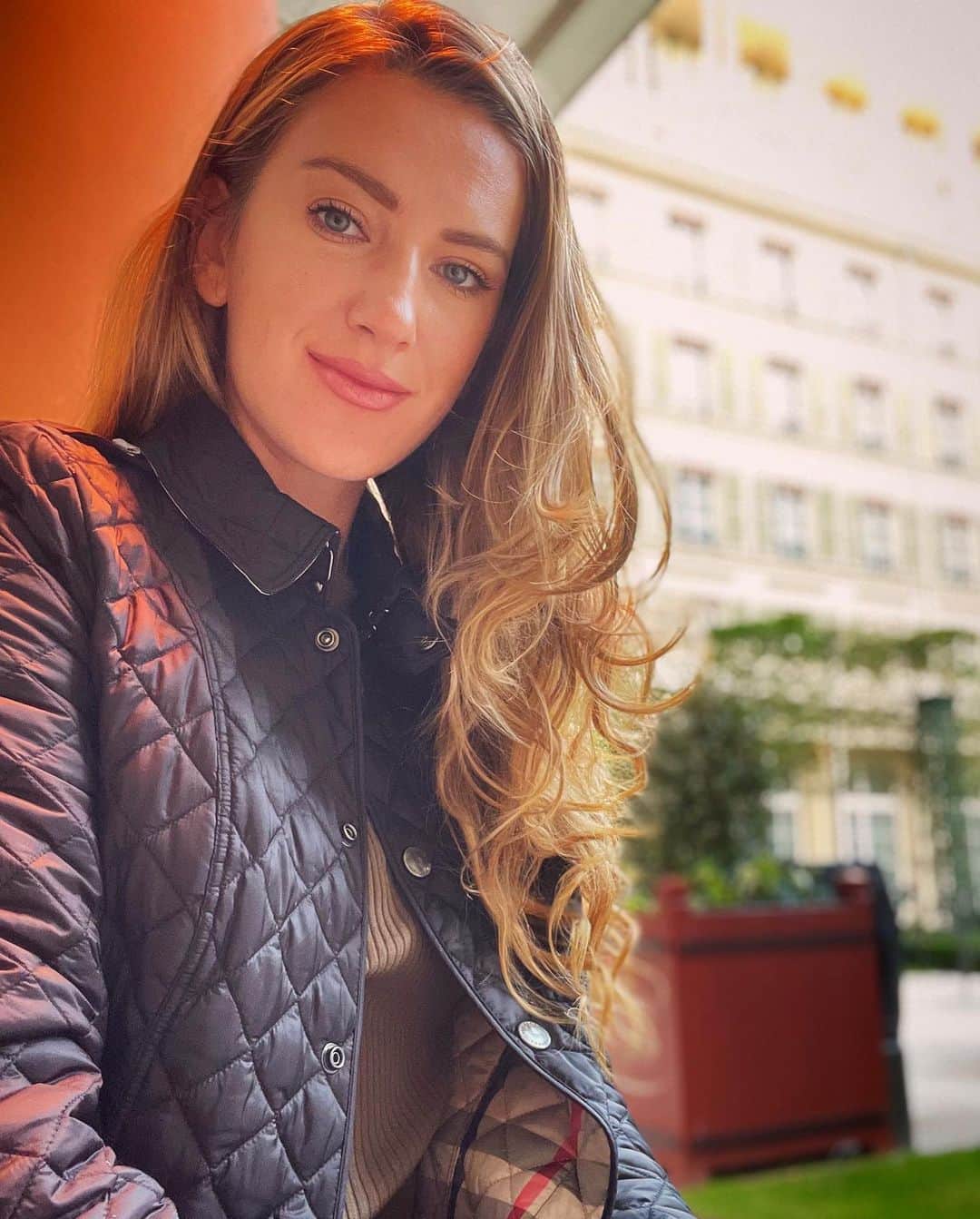 ビクトリア・アザレンカのインスタグラム：「One day in Paris...  🇫🇷」