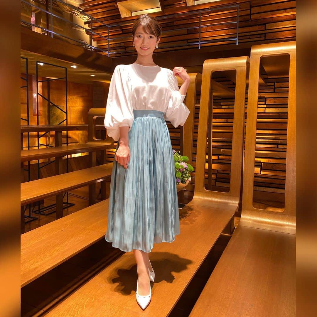 安藤萌々さんのインスタグラム写真 - (安藤萌々Instagram)「水曜日の衣装は ワンピース #andcouture  ピアス #grosse   内田さんとの熱盛フリ、ダンスver 緊張しました……  成功して良かったです！！🔥   そして木曜日の衣装は 白ブラウス、グリーン色スカート #LaboutiqueBonBon ピアス #grosse 靴　#DIANA   熱盛、画伯フリ🖼🎨のパネルとも記念撮影しました🤣  木曜日は個性的なフリの日が多い気がしますね。笑   金曜日は寺川綾さんです✨✨   #衣装」4月23日 21時07分 - momo_ando_ex