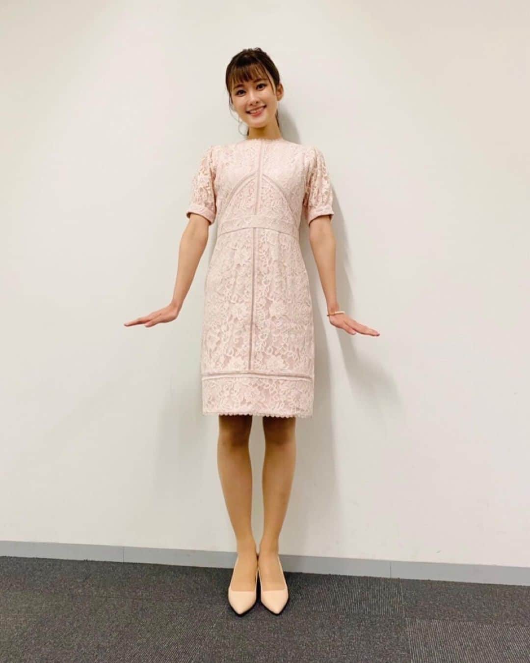 のインスタグラム：「今夜の探偵ナイトスクープのお衣装です🌸 #ペンギンポーズ #🐧  . . . #abc #announcer #アナウンサー #探偵ナイトスクープ #ナイトスクープ #秘書 #衣装 #アナウンサー衣装 #アナウンサーコーデ」