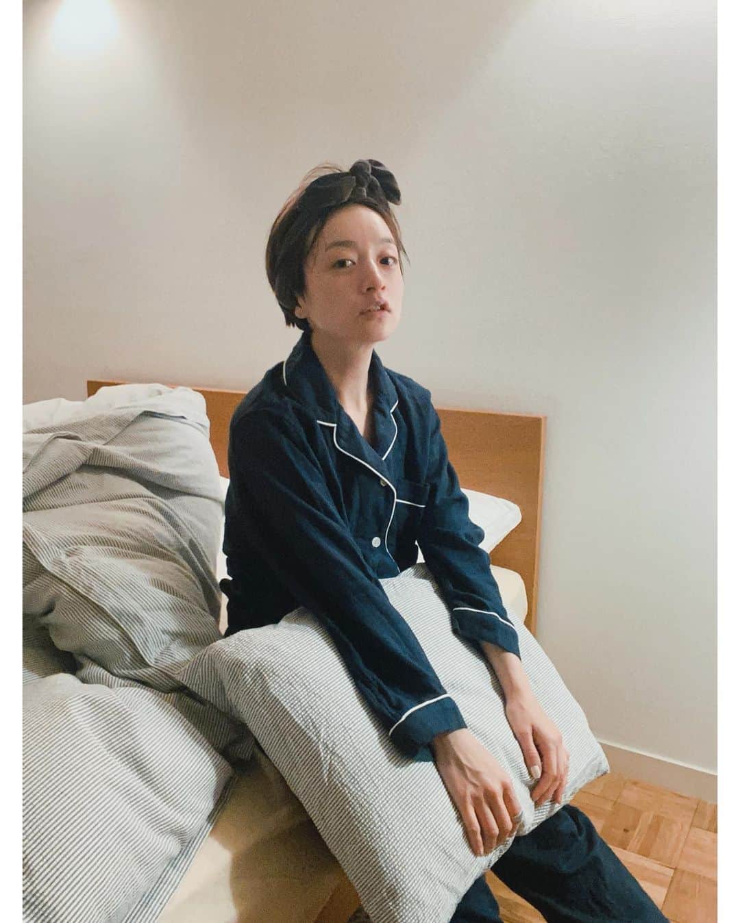 高山都さんのインスタグラム写真 - (高山都Instagram)「小さなブームはなに？と聞かれたら答えてるのがパジャマ集め。 寝室がお気に入りの場所になったことと、生活リズムの改善をはかりたくてちゃんと寝るスイッチを入れるものを着ようと思って、買い始めました。 @uchino_officialのマシュマロガーゼ カラーレディスパジャマ、想像以上にふわふわ柔らかくって、とにかく着心地最高すぎる！！ ガーゼ素材で、肌に優しく、衣服内の環境を快適に保ってくれて質の高い眠りのサポートをしてくれるそう。 これから汗ばむ季節にもよさそうだなー。 寝るって大事ですねぇ。 少しずつ眠れるようになって、つくづく実感してます。 いい睡眠は、寝具はもちろん、着る服も影響してるのかもなー。  #UCHINO #部屋着 #パジャマ #ルームウェア #sponsored」4月23日 21時18分 - miyare38