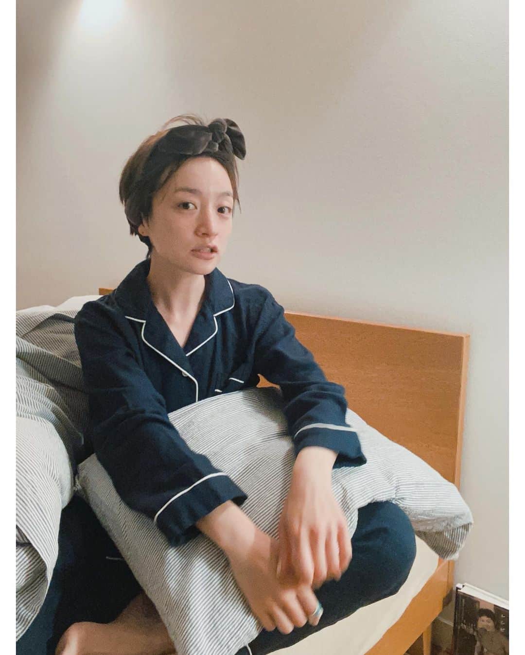 高山都さんのインスタグラム写真 - (高山都Instagram)「小さなブームはなに？と聞かれたら答えてるのがパジャマ集め。 寝室がお気に入りの場所になったことと、生活リズムの改善をはかりたくてちゃんと寝るスイッチを入れるものを着ようと思って、買い始めました。 @uchino_officialのマシュマロガーゼ カラーレディスパジャマ、想像以上にふわふわ柔らかくって、とにかく着心地最高すぎる！！ ガーゼ素材で、肌に優しく、衣服内の環境を快適に保ってくれて質の高い眠りのサポートをしてくれるそう。 これから汗ばむ季節にもよさそうだなー。 寝るって大事ですねぇ。 少しずつ眠れるようになって、つくづく実感してます。 いい睡眠は、寝具はもちろん、着る服も影響してるのかもなー。  #UCHINO #部屋着 #パジャマ #ルームウェア #sponsored」4月23日 21時18分 - miyare38