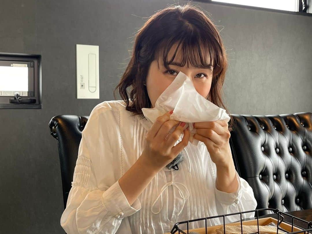 鈴木ちなみさんのインスタグラム写真 - (鈴木ちなみInstagram)「😋🍔💕 #もぐもぐタイム  #ちなみたび #富山 #白エビバーガー」4月23日 21時34分 - chinami_suzuki0926