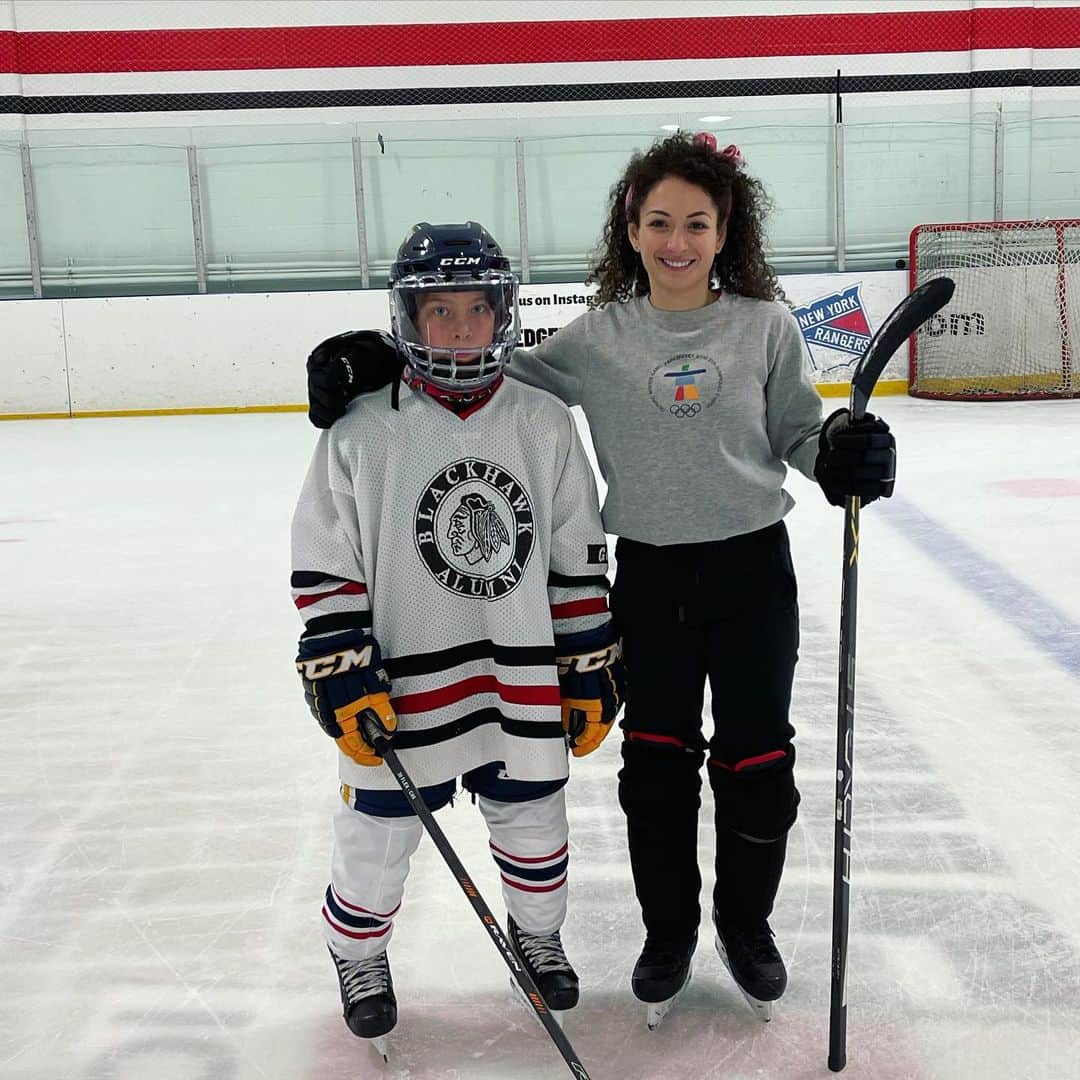 エレーネ・ゲデヴァニシヴィリのインスタグラム：「Where we started vs where we are now 😊 🙌🏻 This post is long over due.., big congratulations to Harrison for making it on to AAA NJ Colonials @njcolonialsyouthhockey first year Squirts team! Harry is one of my first students, It is the best feeling for a coach to see the athletes improve. Harry has worked very hard this past year to get where he is now, we still have lots of work to do but check out our progress 🤩🤩🙌🏻  @besahockey ✊🏼✊🏼✊🏼🙏🏻」