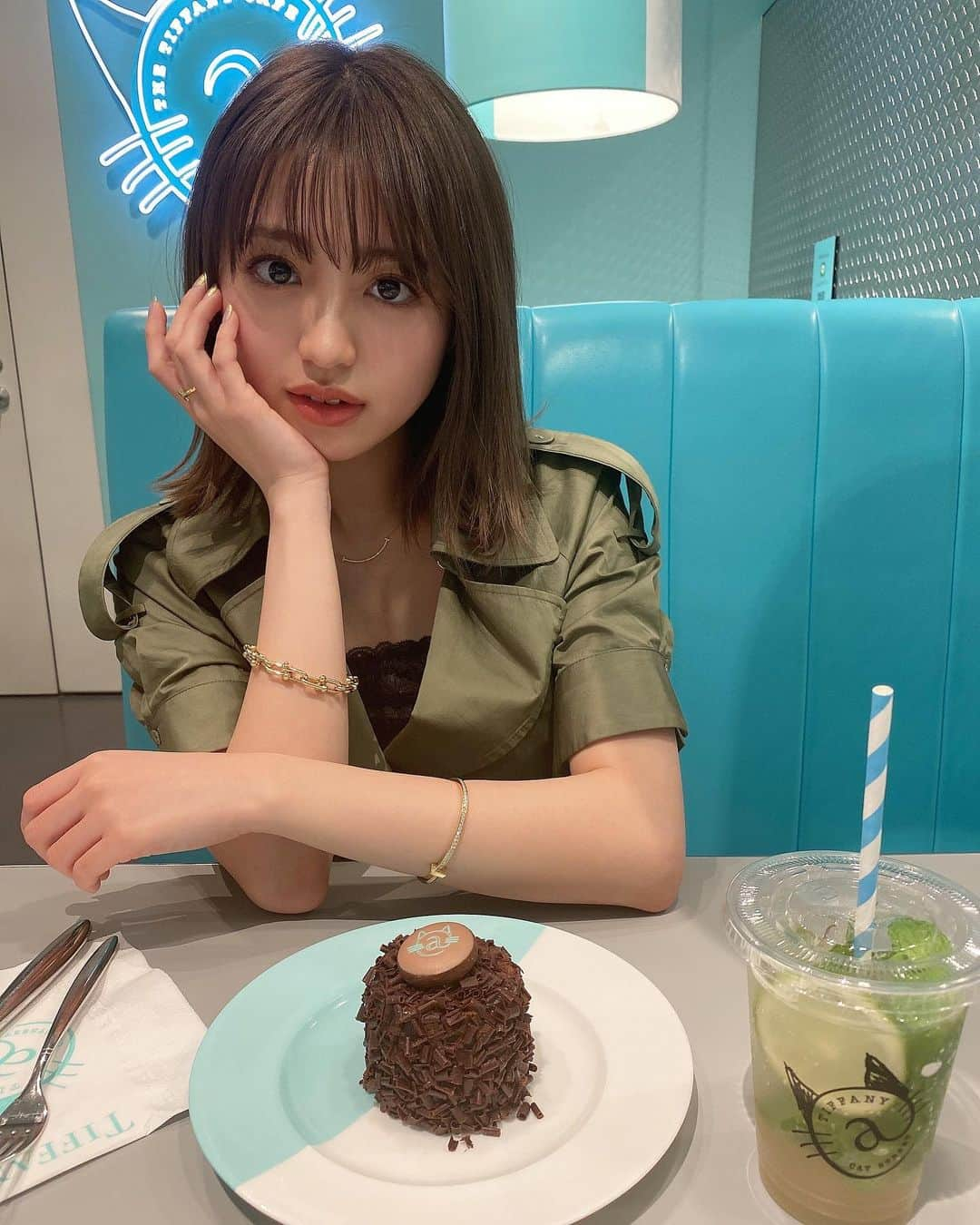 香音さんのインスタグラム写真 - (香音Instagram)「ティファニーブルーのソファが可愛いTiffanyCafeでとっても美味しいチョコレートケーキを…❤️🍫﻿ 美味しすぎたの｡♡﻿ ﻿ #tiffanyxcatstreet﻿ #ティファニーキャットストリート﻿ @tiffanyandco」4月23日 21時44分 - kanon420_official