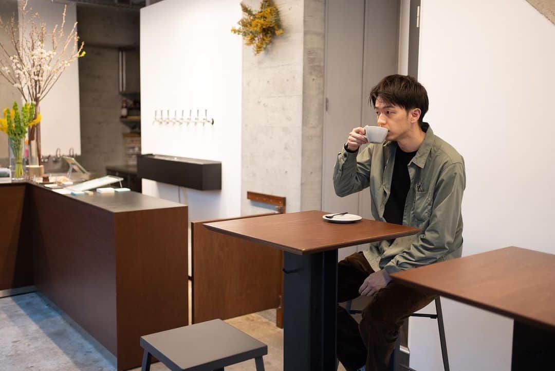 石井輝明さんのインスタグラム写真 - (石井輝明Instagram)「金曜日、カフェYouTube更新の日です。 今回は、学芸大学のWR.さんです。 ほんと素敵なカフェがいっぱい。  #wr #cafe #coffee #カフェ #喫茶店 #東京カフェ #学芸大学カフェ #カフェ芸人 #カフェyoutube #カフェちゃん #コマンダンテ石井のカフェちゃん #来週はついにひくねととオアシスの大ファン襲来です #長編になってます #カフェちゃんでアップする内容じゃないけど #仕方ないです #来週もお楽しみに」4月23日 21時58分 - comandanteishii