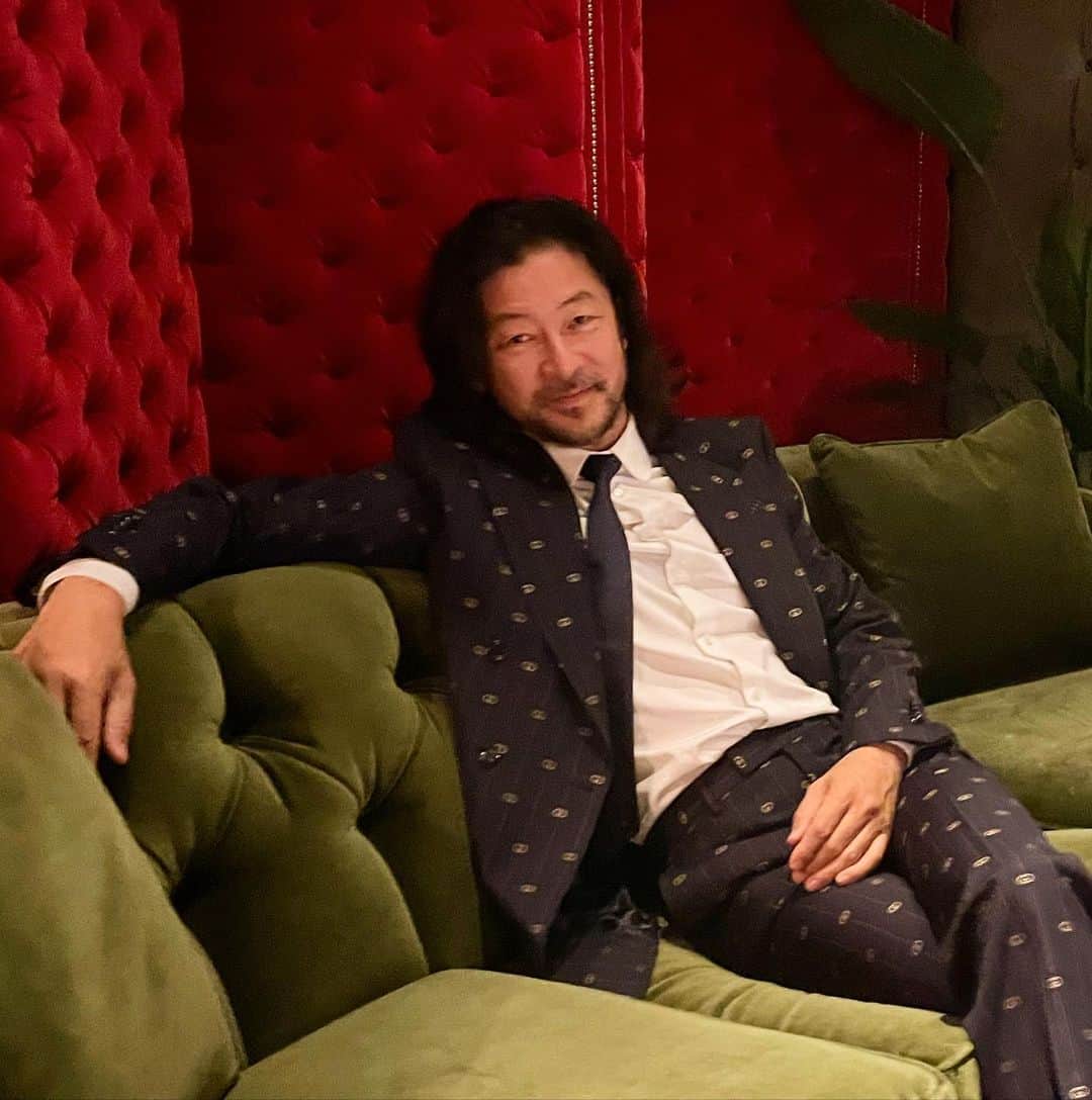浅野忠信のインスタグラム：「@gucci 並木 楽しいです!」