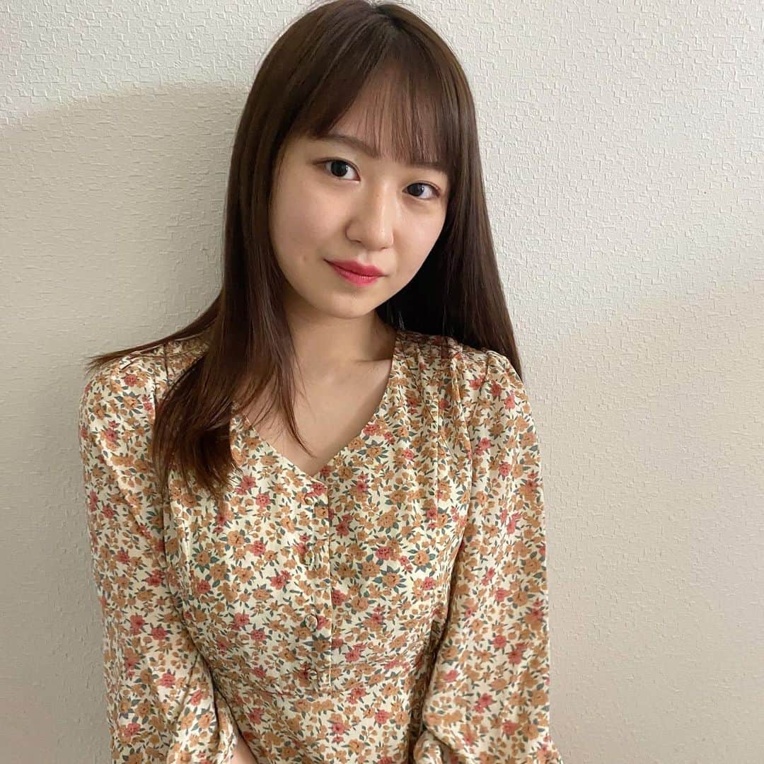 野中美希さんのインスタグラム写真 - (野中美希Instagram)「春ですね🌷💐 というわけで…。本日も#ちぇるコーデ 花柄の @raycassin_official のワンピース、大活躍です✨この日はナチュラルちぇるですね！ . みなさん平日1週間おつかれさまでした◎週末はゆっくり休んでくださいね☺️ . #helloproject#morningmusume21#野中美希#ちぇる#raycassin#ワンピース#花柄#🌷」4月23日 22時10分 - miki_nonaka.official