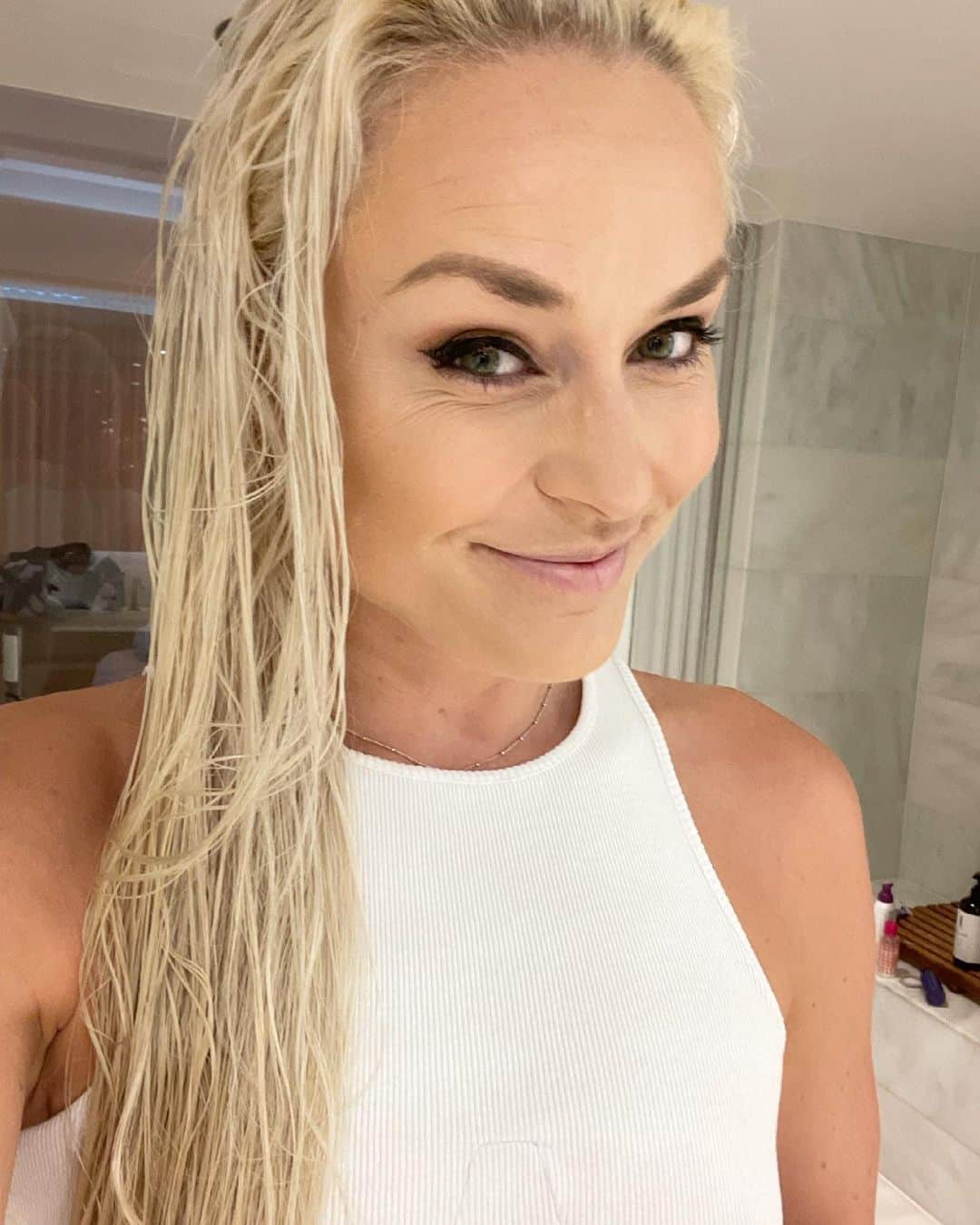 リンゼイ・ボンのインスタグラム：「Can you tell I’m happy? 😁」