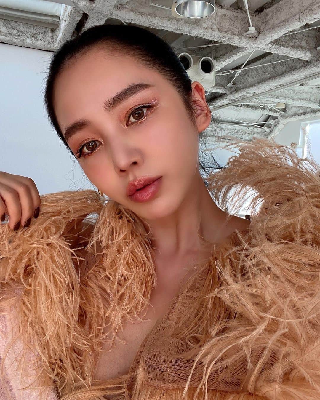 megbabyのインスタグラム：「@mgb_skin から初のメイクアップアイテムうるうるキラキラな目元にしてくれるグリッターライナーが発売されるよ🥺💕✨  大きさの異なるグリッターが一本に入ってるから色んなメイクが楽しめるの☺️💗  1.2枚めは、大粒のグリッターを使って涙袋にゴールド、目尻にピンクの2本使い✌🏻😉  3.4枚めは、ピンクを涙袋の黒目の下だけ大粒グリッター、目頭、涙袋全体は細かいグリッターを乗せてうるうるした目元にみせてるの🥺✨✨  5枚めは、ゴールドを涙袋と目尻に細かいグリッターだけをのせて普段使いのキラキラ😌✨  みんなはどんなメイクがすき？😙  マスク生活でもメイクを楽しんで欲しいという思いも込めました🥺 みんなでうるうるアイになろう🥺」