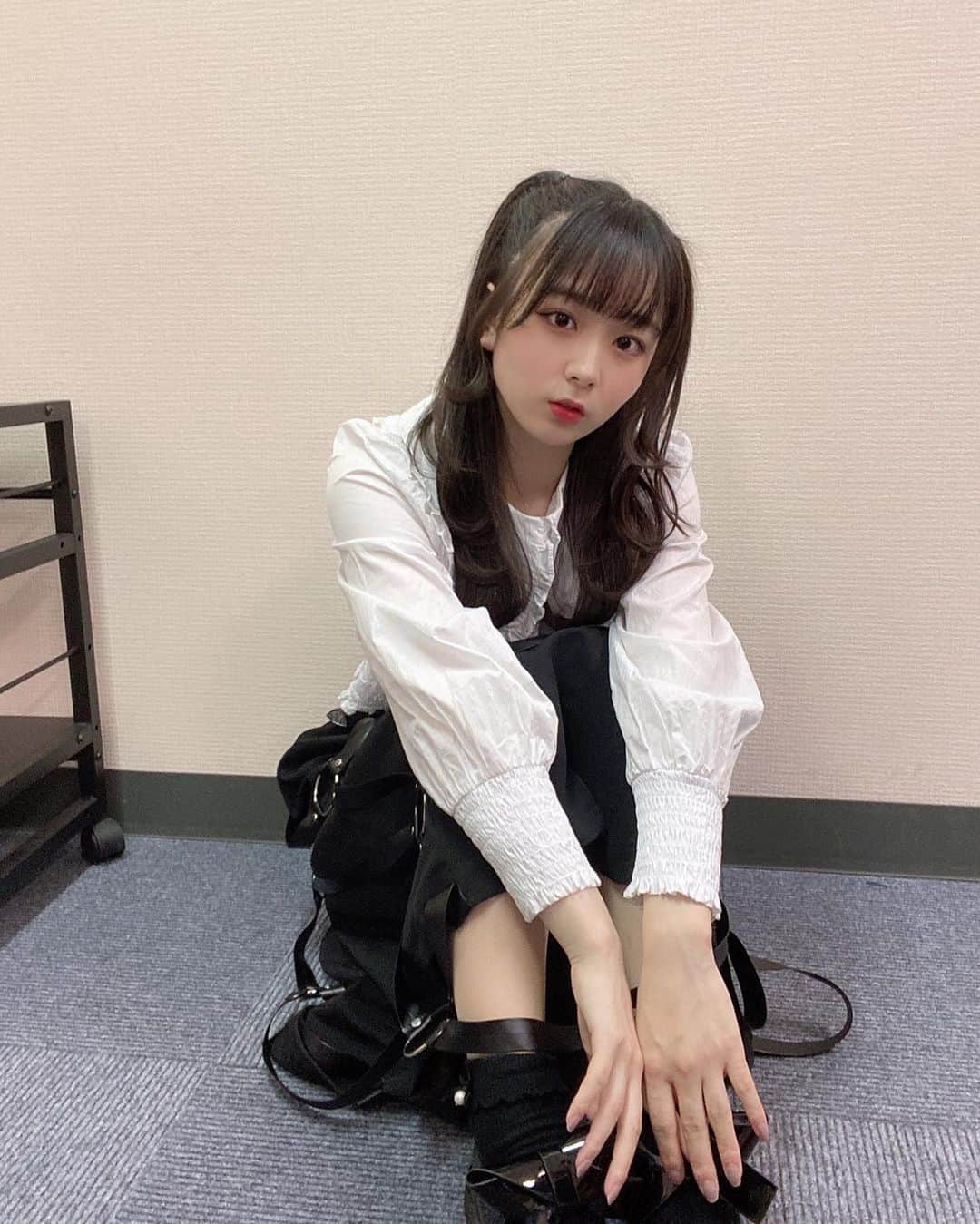 高田もものインスタグラム：「. なんかかっこいいスカート！！！ . 久しぶりにハーフツインしたよ🧸🤍 . かしこ . #高田もも #かしこってなに #かしこ #かみやど #ひらがなかみやど #instagood #instagram #ハーフツイン #ハーフアップアレンジ #ツインテール #モノトーンコーデ #白黒コーデ #白黒 #merryjenny #zara #あいどる #アイドル #idol #japaneseidol #ベルト」
