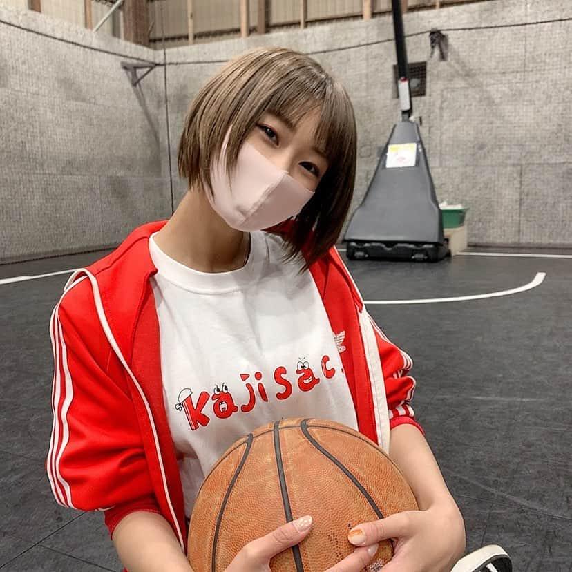 ななせ結衣のインスタグラム：「先輩！練習付き合ってください！の図  . . . お気に入りのカジサックさんの ティシャツを着て🏀 本当に可愛いですこれ🥺💗 . . #basketball #バスケ #バスケ女子 #高校は野球部マネージャーでした #instalike #instafashion  #赤ジャージ #ootd #カジサック  #ショートカット #ショートカット女子 #shorthair #グラビアアイドル #일본 #日本偶像 #addidas  #addidaswomen  #扎心了#followme #like #tokyo #japan #selfie  #f4f #ootd #photo #l4l #instagood  #맞팔 #tagsforlikes #몸스타그램」
