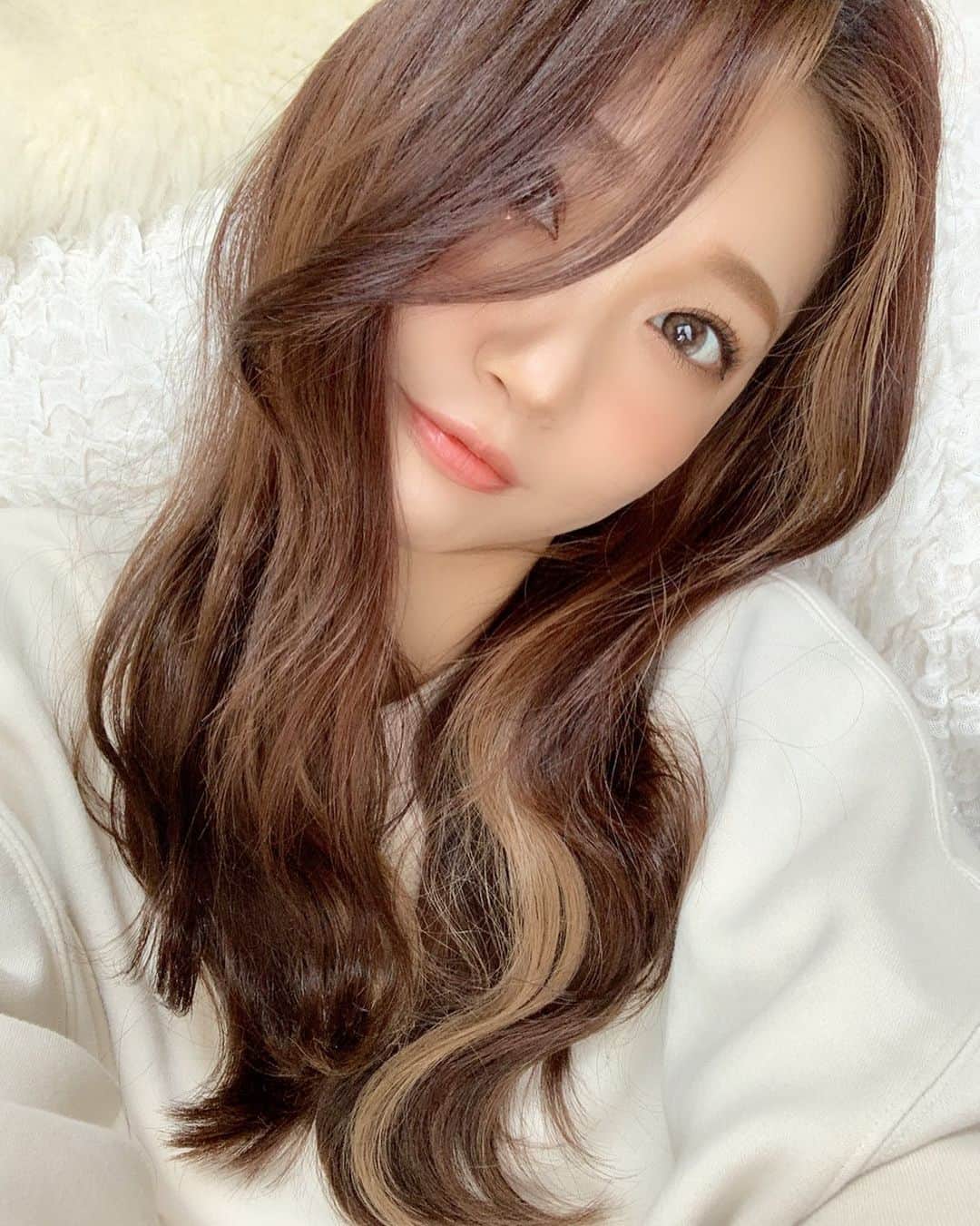 いっちゃん/嶋津 いつみのインスタグラム：「. . iPhone変えたんやけど 気に入ったケースと出会えなくて 今、裸ん坊のiPhone握りしめてる😱💨 . . . 落としたら終わり👉🏻👈🏻 . . . 怖い🥶🥶🥶 . . . . .  #いっちゃん  #フリーモデル  #いっちゃんコーデ #ブライダルモデル #アレンジモデル #ヘアカラー  #ヘアアレンジ #くしゃ顔  #フリーモデル #ドレスモデル #ダイエット  #치맥  #좋아요환영 #소통환영 #팔로우환영  #팔로미 #인친환영 #친구해요 #셀카 #셀피」