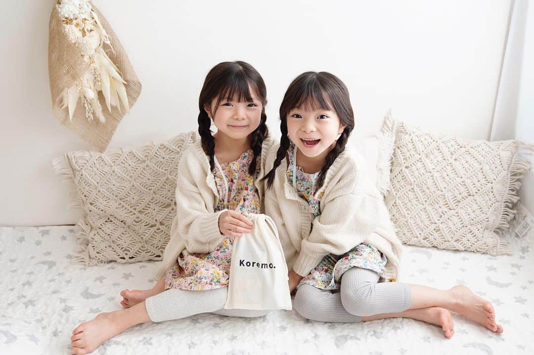 Yukiさんのインスタグラム写真 - (YukiInstagram)「おやすみ前日はのんびり過ごせるので嬉しい☺️✨  @nishikawa_yawarakaket & @misatokowaki  さんのイブルが可愛過ぎて愛用中☺️✨  双子ちゃんが夢中になって見ているのは  @koremo_bousai   Koremo.は、防災士の思いから作られたそうです👀✨ 備えは大切ですね☺️✨  見た目も可愛い巾着袋✨  「エブリデーセット」という、 毎日持ち歩ける緊急時用のセットは心強い☺️  日頃から持ち歩くように心がけたいです☺️✨  #おうち時間　 #防災グッズ  #pr」4月23日 22時51分 - yukikuu96