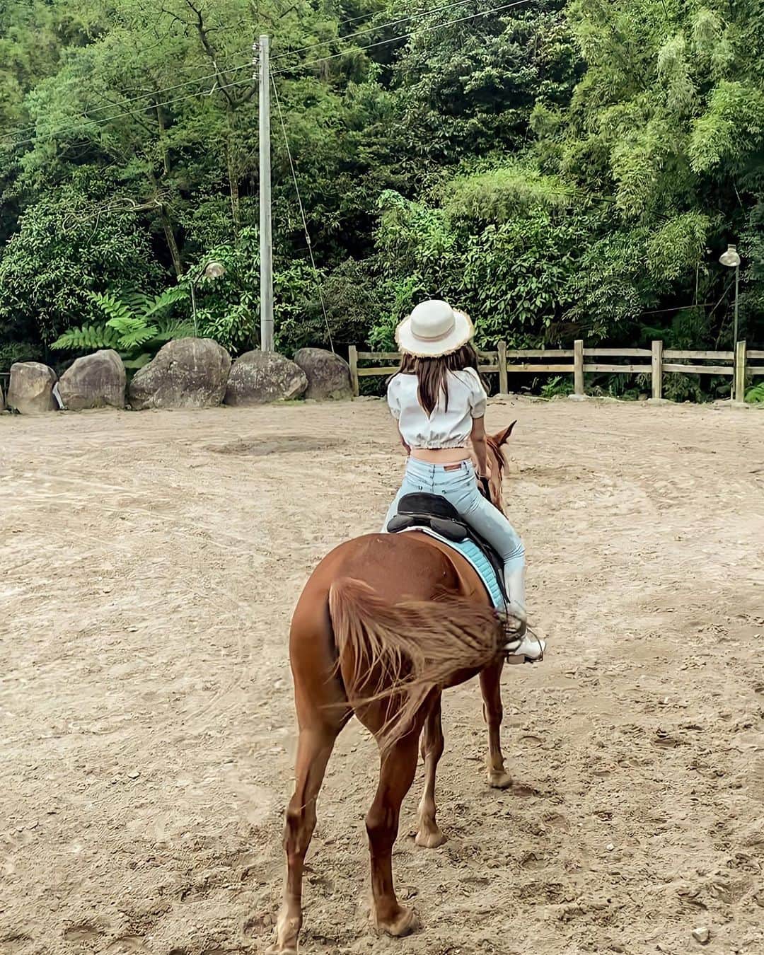 徐薇涵（Wei Han Xu）のインスタグラム：「所謂背面比正面好看就是這樣吧 🤣😭第一次騎馬🐎 想忍住心裡的緊張跟gordon好好培養感情 腦海還是不自覺幻想各種落馬情節🤢就成為最後一張表情了😂 阿～喲～」