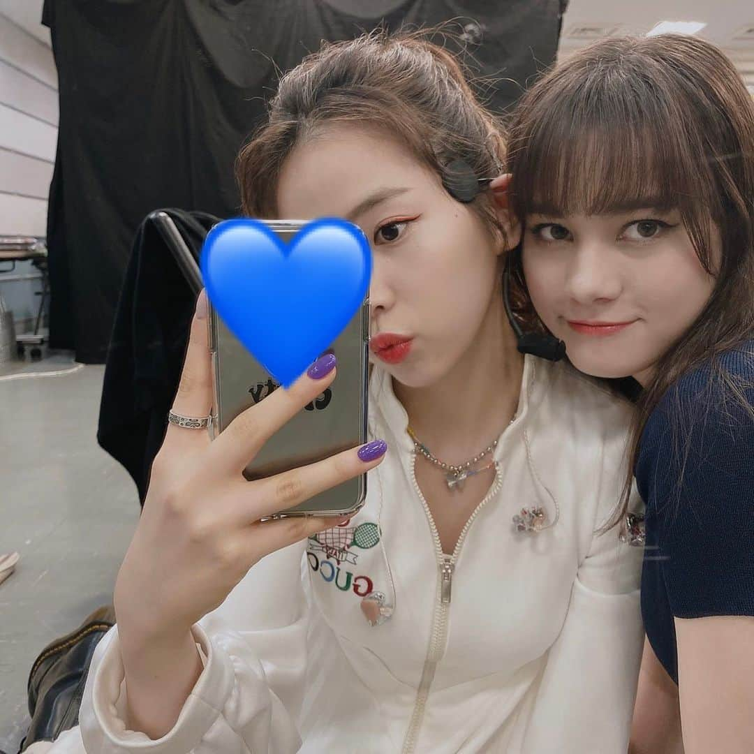 NiziUさんのインスタグラム写真 - (NiziUInstagram)「最近の私達💜📸🦢 . . . . 요즘 우리들😉🌈  #niziu #maya #🦢」4月23日 23時33分 - niziu_artist_official