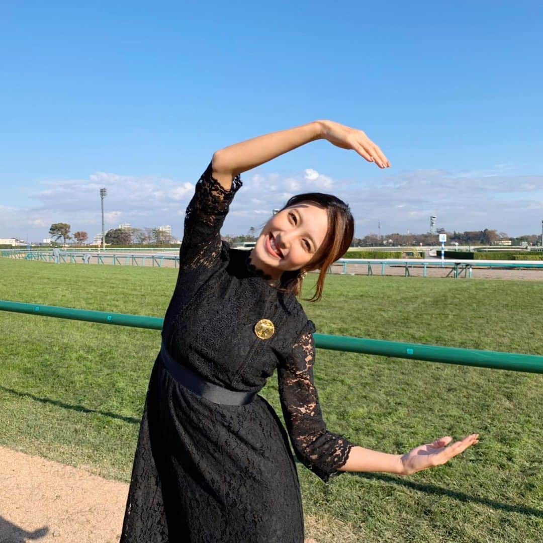 フジテレビアナウンサーのインスタグラム：「* こんにちは、小澤 陽子です🌻 今日4月24日は…『日本ダービー記念日』！ 1932年4月24日に、目黒競馬場で日本初のダービー(東京優駿)が開催された事に由来しているそうです🏇。  今や、ダービーといえば＝『５月』のイメージ(今年も5/30開催🌿)ですが、84年前までの、はじめの６回は４月だったんですね〜🥺✨  そもそも『日本ダービー』というのは、年に一度の祭典とも言われていて、毎年 約7000頭もの馬がデビューする中で、頂点を決める戦い🌟 しかも、３歳でしか出られない、サラブレッドにとっては “一生に一度の舞台” なんです！！😭✨  今年はどんなドラマや感動が生まれるのか…楽しみで仕方がありません😆☘️  BSスーパーKEIBAでも中継しますので、一緒に見届けましょう！！🐴💚  #今日は何の日 #日本ダービー記念日 #競馬 #フジテレビアナウンサー #小澤陽子」