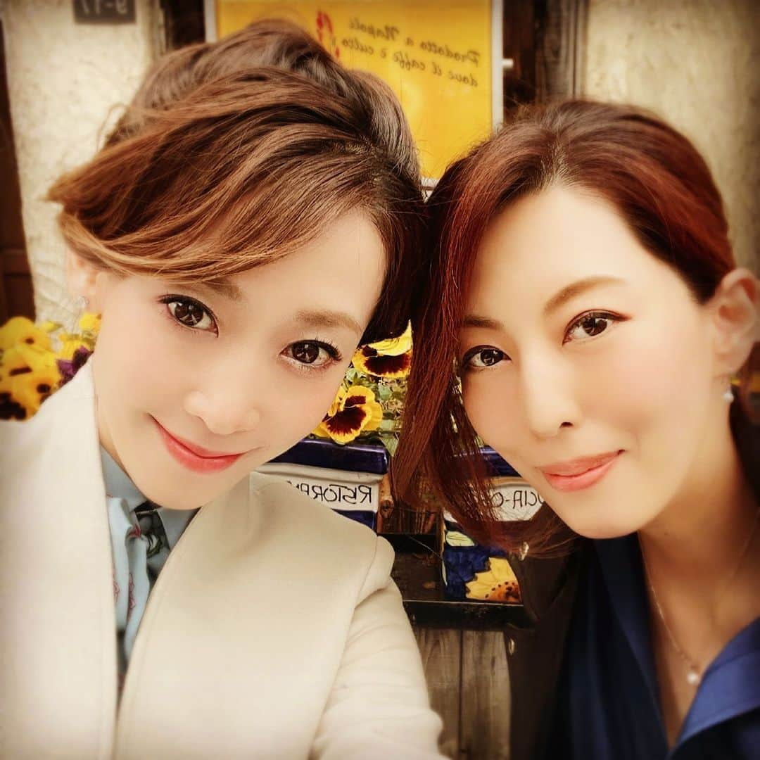 龍真咲さんのインスタグラム写真 - (龍真咲Instagram)「今日は土曜日っふっふー🎶 RADIOあります📻✨ スタンバイしてて下さいね😊  先日、弟の生誕祭をした時。。 お姉ちゃんと一緒のが欲しいーと言って、去年お買い物したこのお靴👠当日シューズコーデ、見事にかぶってました💡しかも、結婚指輪も何気に似ていてつい😊📸 一年たち、夫も我がおもしろファミリーに馴染んでくれて。。日々の生活の中でも''夫婦"というものを改めて実感出来るように、ようやっとなってきました😊 家族みんなで、楽しいひとときでした🎂  明日から…再び緊急事態宣言発令ですね…。宝塚どうなるんだろう。。。だいもん卒業時は泣く泣く断念しました😔今の子達のハートにエールを送りたいと思っています。月組も間も無くだもんね。早々にお席のお願いをしてるので楽しみでしかない！！！ので…どうにか収まりますよう。。 早くみんなのキラキラ笑顔に会いたいわぁ✨✨ #龍真咲のMOONLIGHTPARTY #ニッポン放送 今夜21:10〜 #夫婦 #おもしろファミリー #夫A #なじみのスペシャリスト　笑」4月24日 10時09分 - masaki_ryu